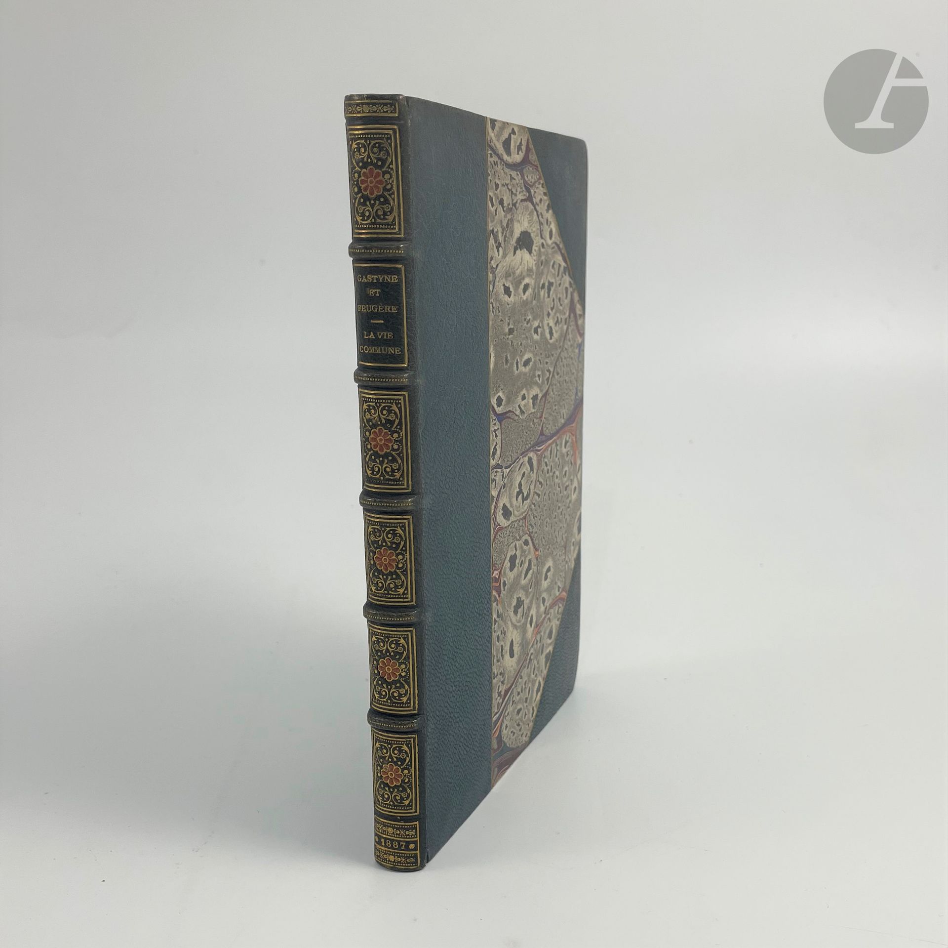 GASTYNE (Jules de) - FEUGÈRE (Henri).
La Vie commune. Vaudeville en trois actes.
Paris : Tresse & Stock, 1887. — In-18, demi-maroquin pastel à coins, filets dorés, dos à nerfs orné de motifs dorés et mosaïqués, tête dorée, non rogné, couverture conservée (reliure de l'époque).

Édition originale de cette pièce représentée pour la première fois sur la scène du théâtre du Palais-Royal le 19 février 1887. Elle est l'œuvre de Jules Benoît, sous le pseudonyme de Jules de Gastyne (1848-1920) et de Henri Feugère.

Très bel exemplaire, enrichi de 6 L.A.S. de Henri Feugère adressées à M. Dehaynin.

Dos légèrement passé.
Provenance : H. Vigneron, avec ex-libris.