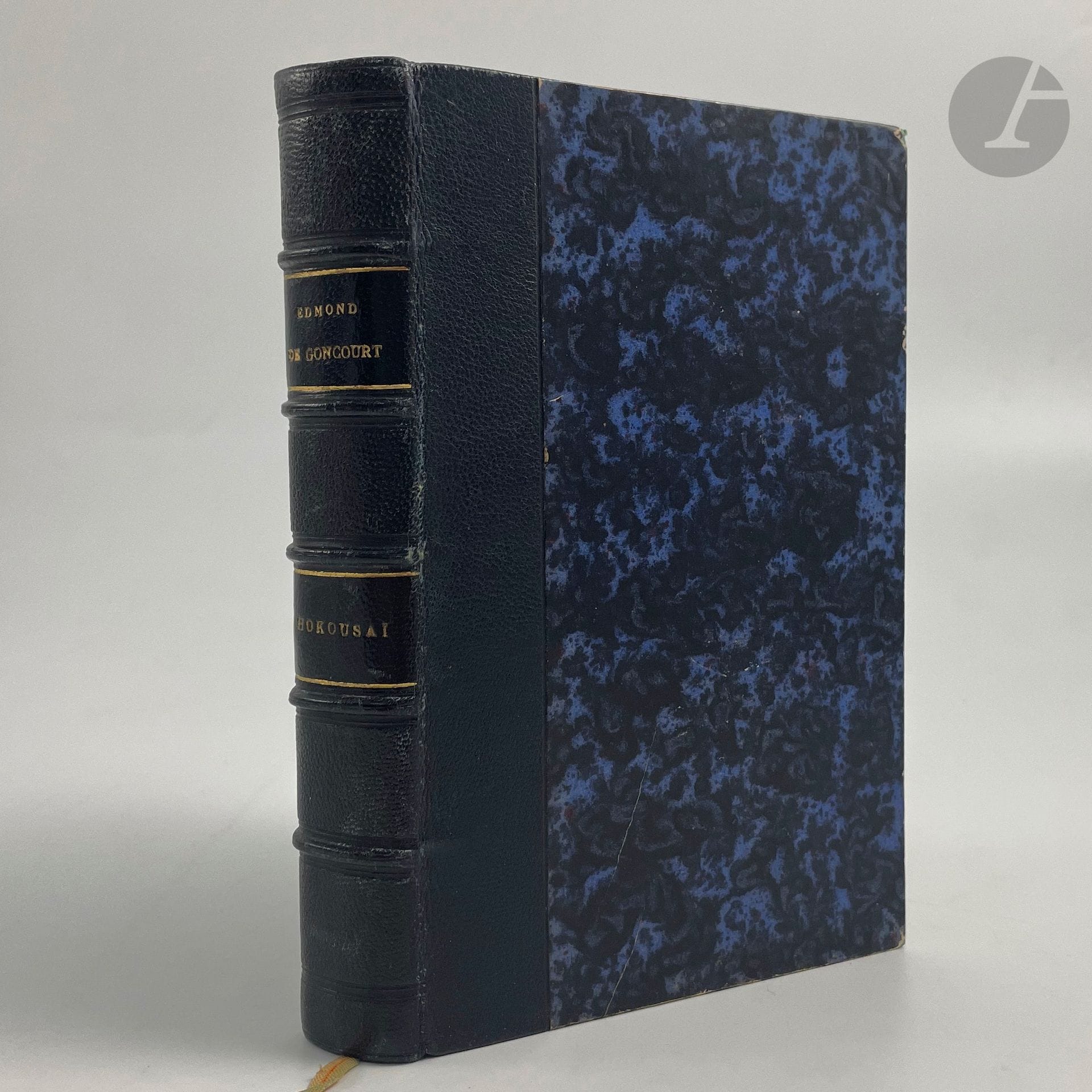 GONCOURT (Edmond).
Hokousaï.
Paris : Bibliothèque-Charpentier, 1896. — In-18, demi-chagrin bleu foncé, dos à nerfs, tranches mouchetées (reliure de l'époque).

Édition originale sur papier d'édition, ornée en frontispice d'un fac-similé en couleurs du portrait d'Hokousaï octogénaire peint par sa fille Oyéi. Elle se termine par une intéressante bibliographie des albums et livres de l'artiste japonais, conçue par M. Hayashi.

EXEMPLAIRE D'ALPHONSE DAUDET, un des plus proches amis de l'auteur, enrichi de cet envoi autographe signé d'Edmond de Goncourt sur le faux titre :
« à Alphonse Daudet // le vieil ami // Edmond de Goncourt. »

Bon exemplaire en reliure de l'époque.
Provenance : Alphonse Daudet, avec envoi de l'auteur. - Julia Daudet, avec son cachet sur la première garde blanche.