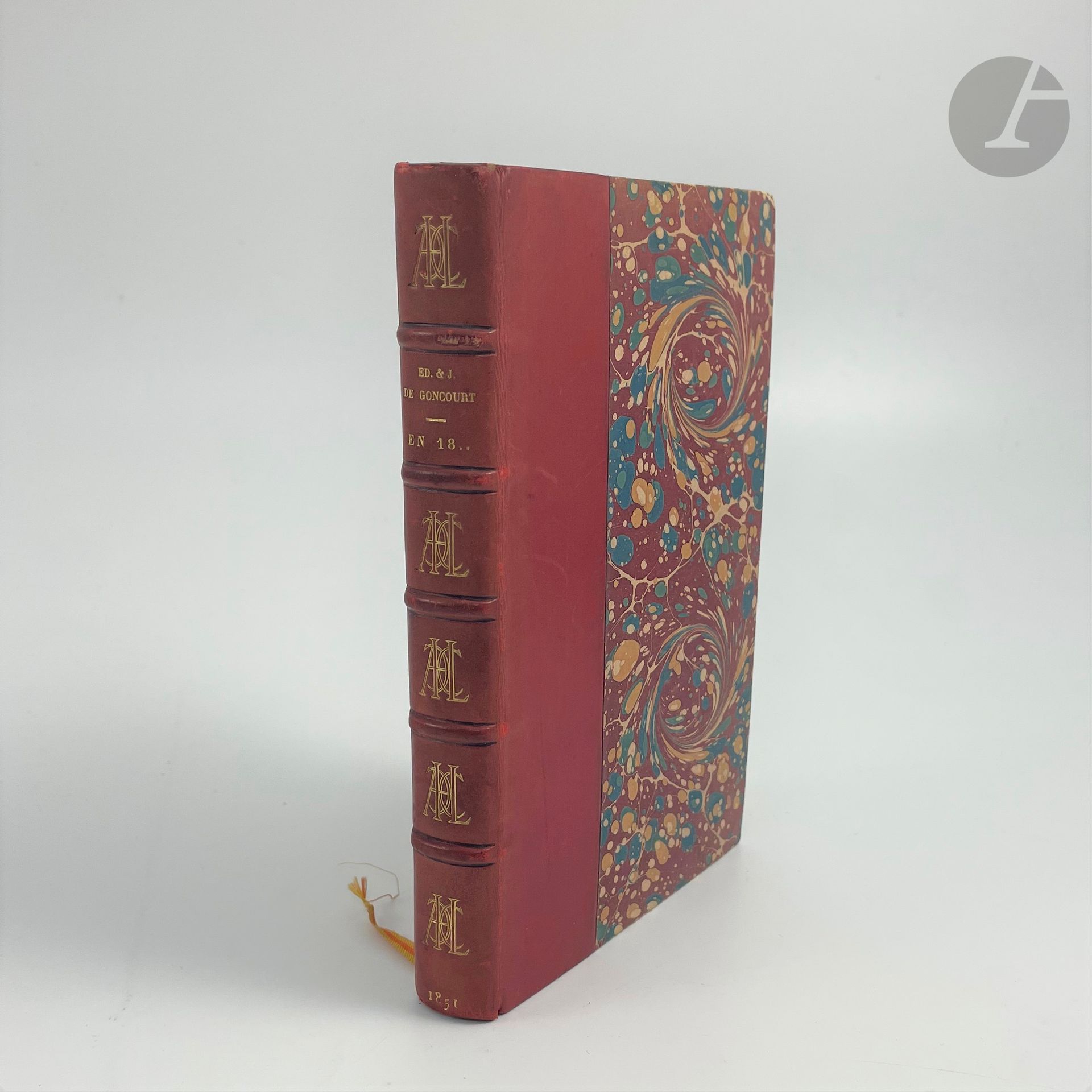 GONCOURT (Edmond et Jules).
En 18..
Paris : Dumineray, 1851. — In-12, demi-veau rouge, dos à nerfs orné du chiffre doré CLAH, tête dorée, non rogné, couverture conservée (reliure du début du XXe siècle).

Édition originale d'une très grande rareté, du premier ouvrage des frères Goncourt, publié à compte d'auteur.

« Le verso du faux titre porte : “Ce roman a été livré à l'impression le 5 novembre ; sauf les couvertures, il était complètement imprimé le 1er décembre. Au reste, qui le lira ?”. Des passages du manuscrit ayant été, sans l'autorisation des auteurs, supprimés par l'imprimeur, ceux-ci ont brûlé tous les ex. de l'édition sauf 84, donnés ou vendus. Une affiche qui annonçait la publication du livre le 2 déc. 1851, ne put être apposée, d'ordre de la police qui avait cru voir dans le livre : En 18.. une allusion au 18 brumaire » (Talvart et Place, VII, p. 205). 

Exemplaire relié au début du XXe siècle au chiffre de Charles Léopold Albert Hettier (1841-1914). Il est complet des deux plats de la couverture et enrichi d'une carte de la librairie Léon Conquet adressée le 25 janvier 1883 à Charles Hettier. L'auteur de la missive l'informe qu'il lui est impossible de lui procurer un exemplaire de « En 18.. ».

Dos légèrement passé, quelques minimes frottements d'usage, déchirure sur le bas du second plat. Couvertures abîmées et restaurées. Mouillure claire sur le bas des 50 premiers feuillets.