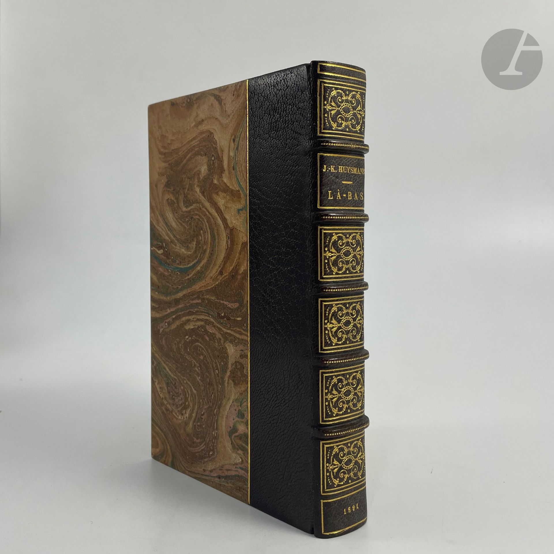 HUYSMANS (Joris-Karl).
Là-Bas.
Paris: Tresse &amp; Stock, 1891. - In-18, dark brown half-maroquin, gilt fillet, ornate ribbed spine, gilt head, untrimmed, cover retained (Stroobants).

First edition of this novel, a logical sequel to "À rebours" (1884) and an introduction to "En route" (1895).

A copy of the current print run, enriched with this autograph dispatch signed by the author on the false title: 

" A. M. Demesse // Cordially // JKHuysmans".

This dedication is undoubtedly addressed to the novelist and journalist Henri Demesse (1854-1908).
A fine copy bound by Stroobants.
Rousseurs.
Provenance: Henri Demesse, with dispatch from the author. - Henri Thuile, with bookplate.