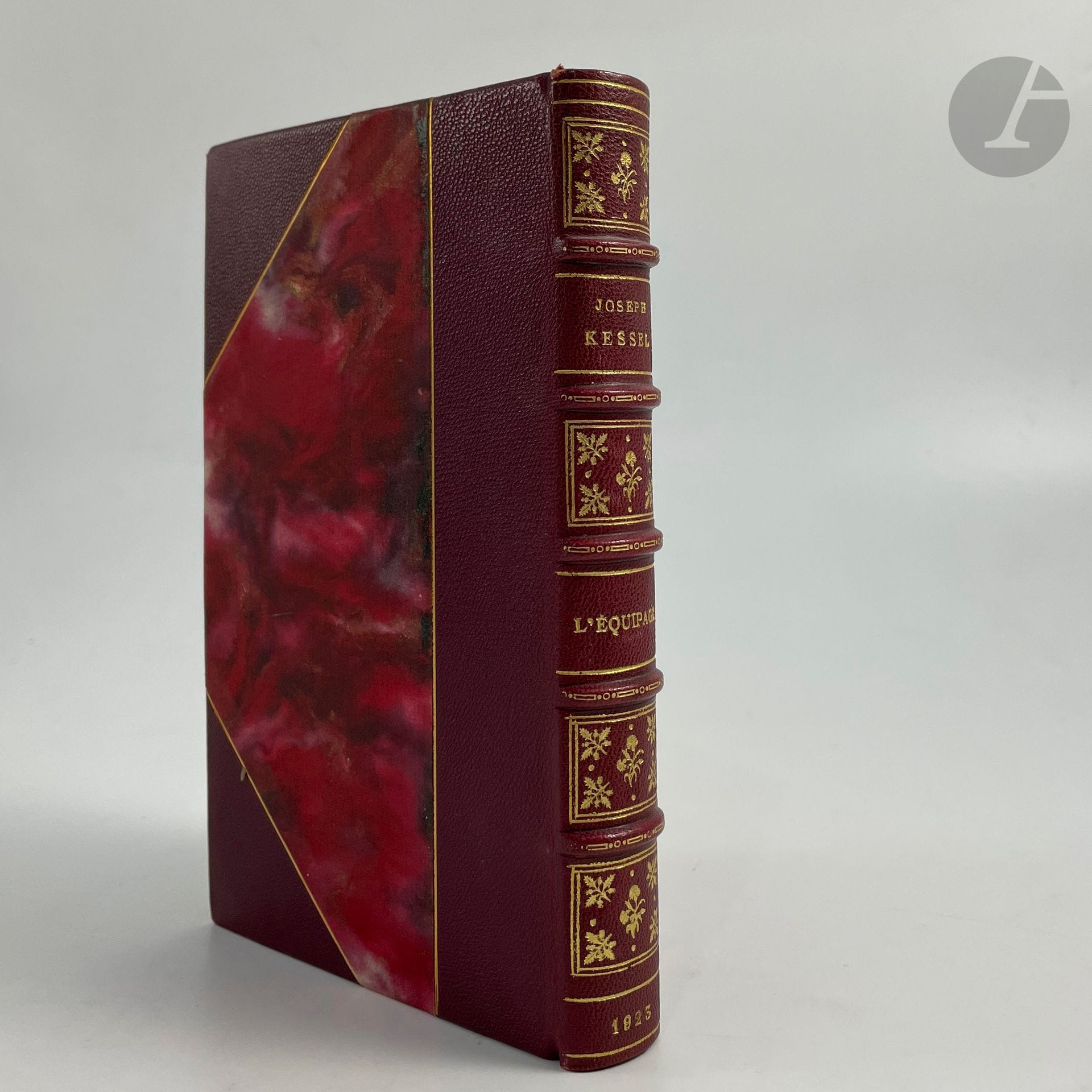 KESSEL (Joseph).
L'Équipage.
Paris : Nouvelle Revue Française, [1923]. — In-12, demi-chagrin bordeaux à larges coins, filets dorés, dos à nerfs orné, tête dorée, couverture et dos conservés (reliure de l'époque).

Édition originale de ce roman pour lequel Joseph Kessel reçu le prix Paul Flat de l’Académie Française, récompensant le meilleur ouvrage critique et le meilleur roman publié par un jeune écrivain entre trente et quarante ans.

Tirage limité à 900 exemplaires, celui-ci sur papier vélin pur fil Lafuma-Navarre un des 30 exemplaires d’auteur hors-commerce.

Exemplaire enrichi d’un envoi autographe de l’auteur à l’écrivain Léon Hennique : « À Monsieur Léon Hennique, // en témoignage // de respectueuse admiration // J. Kessel. »

Dos très légèrement passé.