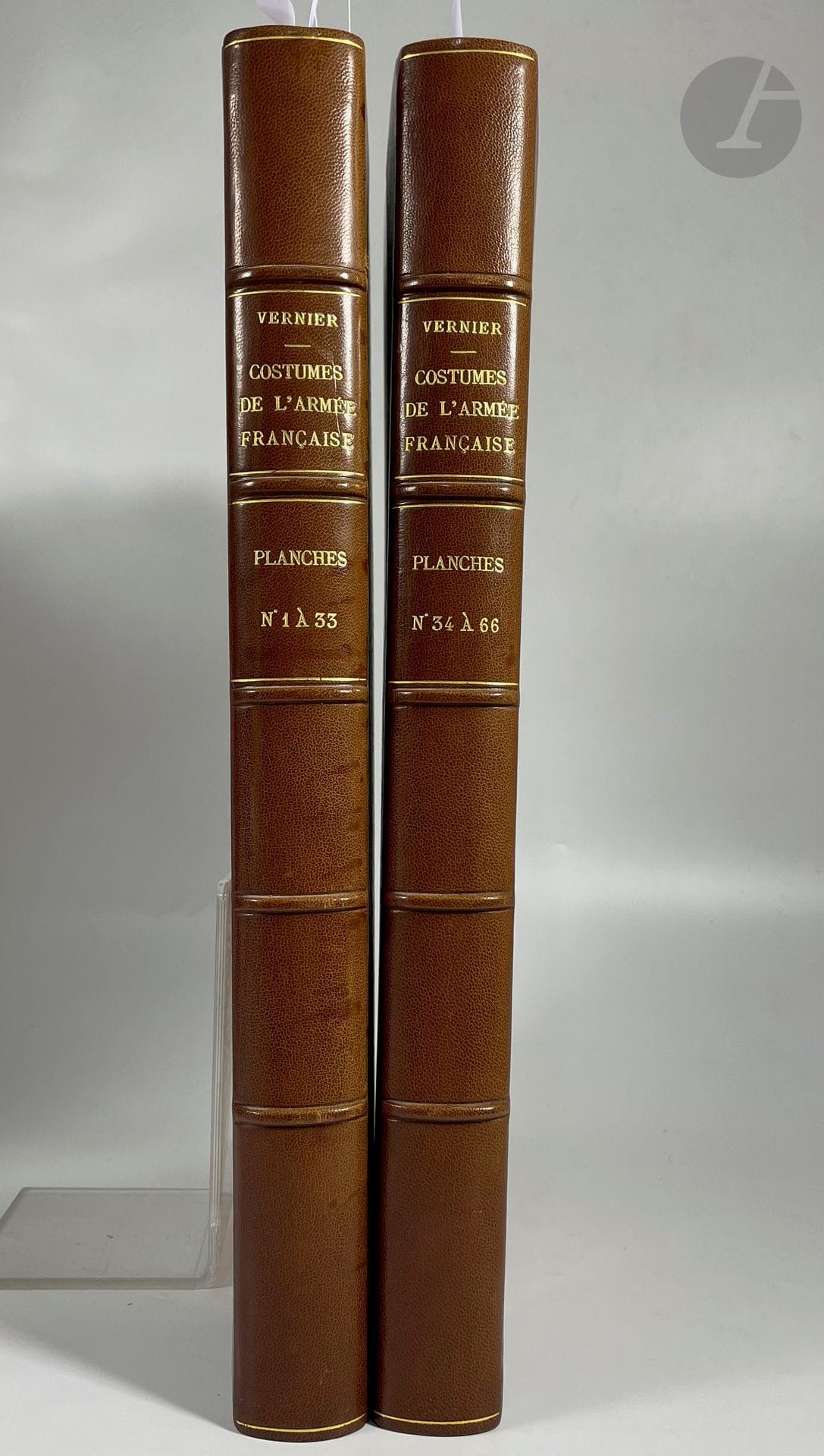 VERNIER (Charles).
[Costumes de l'armée française depuis Louis XIV, jusqu'à ce jour.]
Paris : Aubert, Maison Martinet, [vers 1850]. — 2 volumes in-folio, 445 x 342 : 33 planches ; 33 planches. Demi-chagrin brun, dos à nerfs, tête mouchetée (Favre-Petit-Mermet).

Collection de 66 belles planches de costumes lithographiées en couleurs par Charles Vernier. Elles représentent chacune six à sept uniformes des mêmes corps d'armée depuis l'époque de Louis XIV jusqu'à celle de la publication.

Exemplaire en reliure moderne, dont les 66 planches proviennent d'éditions et de tirages différents. Elles ont été réparties dans deux volumes in-folio, collées sur papier vélin et montées sous passe-partout. Une liste dactylographiée des 66 lithographies a été montée sur onglet en tête du premier volume.

Dos passés. Rousseurs à plusieurs planches. Les planches 24 et 36 comprennent un double passe-partout.