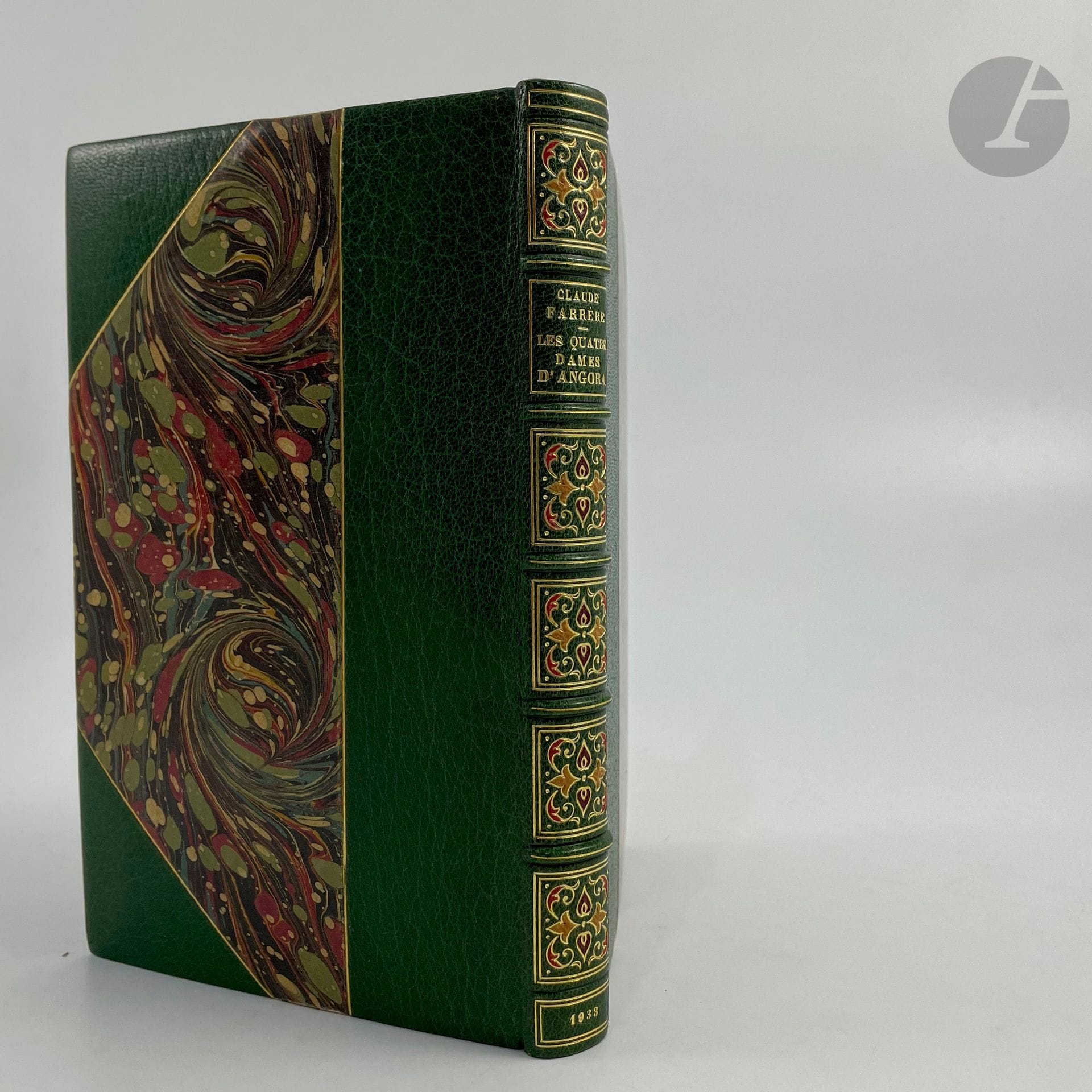FARRÈRE (Claude).
Les Quatre dames d'Angora. Roman.
Paris : Ernest Flammarion, [1933]. — In-12, demi-maroquin vert foncé à coins, filets dorés, dos à nerfs orné de motifs dorés et mosaïqués, tête dorée, non rogné, couverture et dos conservés (E. & A. Maylander).

Édition originale.

UN DES 5 PREMIERS EXEMPLAIRES SUR PAPIER DE CHINE, enrichi de cet envoi autographe signé de l'auteur au crayon rouge sur le faux titre : « pour madame Simonson // avec mille souvenirs // très charmés et // respectueux // Claude Farrère. »

Très bel exemplaire provenant de la belle et célèbre bibliothèque du bibliophile Charles Hayoit (1901-1984).
Provenance : Madame Simonson, avec envoi de l'auteur. - Charles Hayoit, avec ex-libris (vente IV, 2001, n° 815).