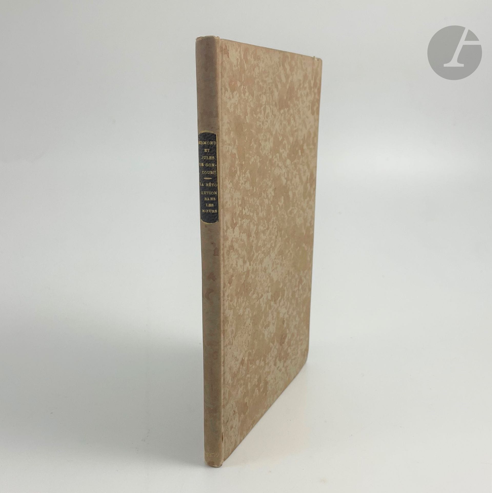 GONCOURT (Edmond et Jules).
La Révolution dans les mœurs.
Paris : E. Dentu, 1854. — In-12, cartonnage papier marbré à la Bradel, dos lisse, non rogné, couverture conservée (reliure postérieure).

Édition originale rare de cette plaquette publiée de manière presque confidentielle, dans laquelle les deux frères analysent les conséquences de la Révolution.

Exemplaire du critique et éditeur Roger Marx (1859-1913), enrichi d'un envoi autographe signé d'Edmond de Goncourt sur le titre : « à Roger Marx // Edmond de Goncourt. »

Bon exemplaire.
