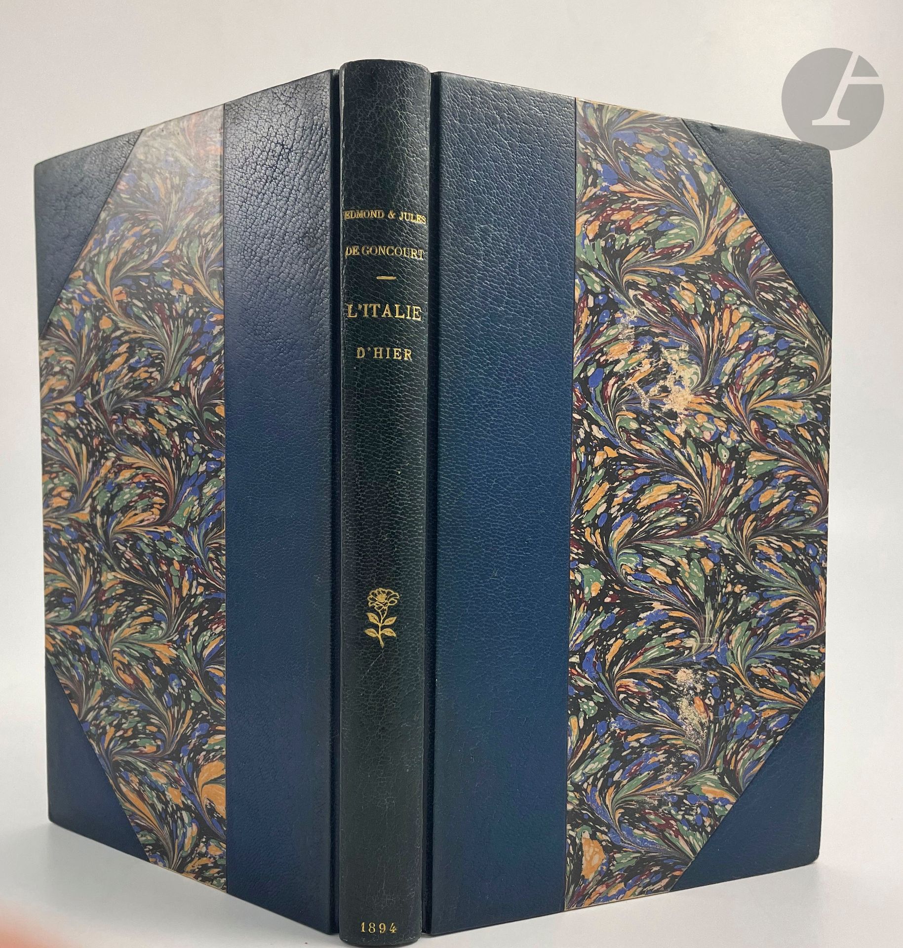 GONCOURT (Edmond et Jules).
L'Italie d'hier. Notes de voyages. 1855-1856. Entremêlées des croquis de Jules de Goncourt jetés sur le carnet de voyage.
Paris : Librairie L. Conquet, 1894. — In-8, demi-maroquin bleu foncé à coins à la Bradel, dos lisse orné d'une fleur dorée, non rogné, couverture conservée (E. Carayon).

Édition originale illustrée de dessins de Jules de Goncourt, dont 48 en noir et 6 en couleurs hors texte.

UN DES 75 PREMIERS EXEMPLAIRES SUR PAPIER DE CHINE, réimposés au format in-8.

Bel exemplaire relié par Carayon, complet du catalogue Charpentier et Fasquelle relié à la fin.
