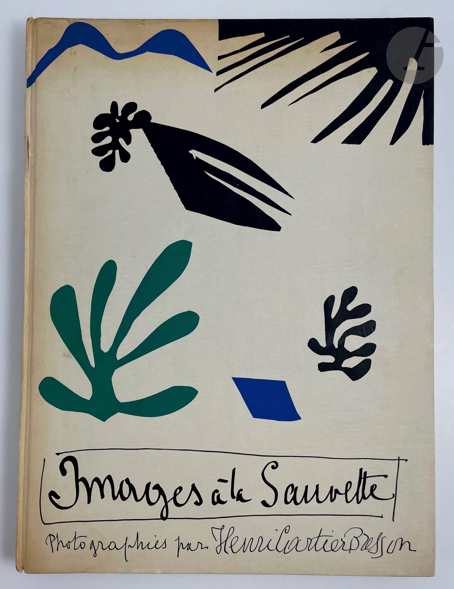 CARTIER-BRESSON (Henri).
Images à la Sauvette.
Paris : Verve, 1952. — In-folio, cartonnage illustré de l’éditeur.

Édition originale de cet ouvrage mythique, que Robert Capa n’hésitait pas à qualifier de « Bible pour les photographes ».
Conçu par Tériade, il s’agit du premier recueil publié par Henri Cartier-Bresson, proposant une sélection de 126 photographies glanées dans son œuvre, exécutées entre 1930 et 1950. Une majorité d’entre elles sont devenues de véritables icônes du XXe siècle. L’ouvrage figure dans « The Book of 101 books » (New York, 2001) qui recense les 101 livres majeurs illustrés par la photographie.
L’édition comporte en outre un cartonnage illustré spécialement par Henri Matisse.
Bords du cartonnage et dos légèrement brunis. Cahiers décalés.