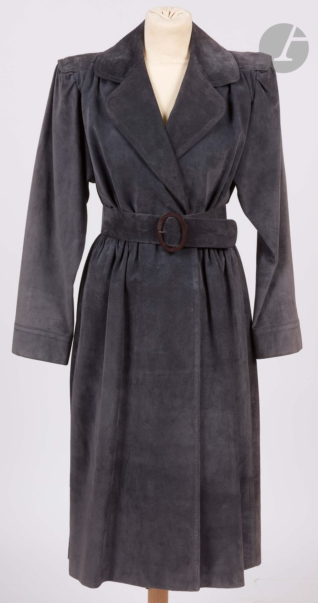Jean-Louis SCHERRER Haute Couture, années 1980
Robe manteau en peau grise, ceinture assortie (quelques traces)
Taille pouvant correspondre à un 34-36 environ
