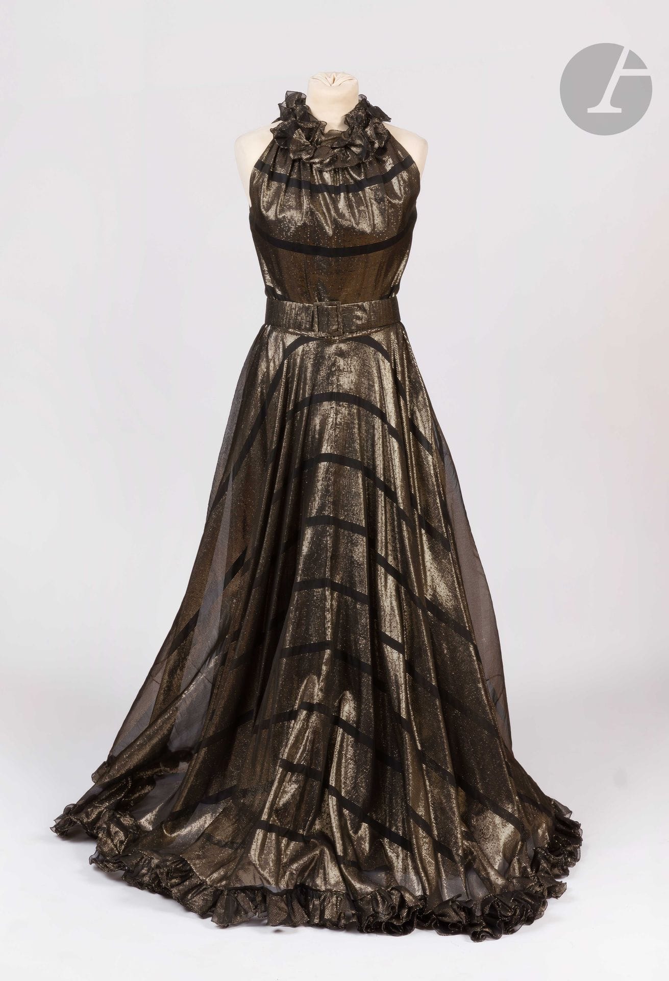 Paule NELSON Roma
Robe longue en organza noir et rayures en lamé or, ceinture assortie (quelques petits fils tirés)
Taille pouvant correspondre à un 34-36 environ