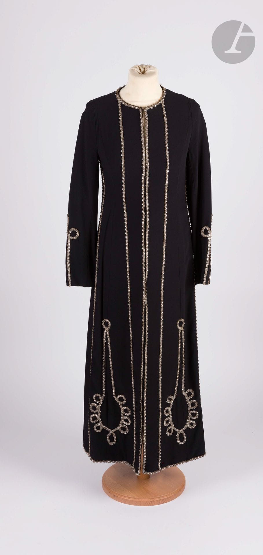 COURLANDE Paris, années 1980
Robe en crêpe noir, broderies argent et strass
Taille pouvant correspondre à un 34-36 environ