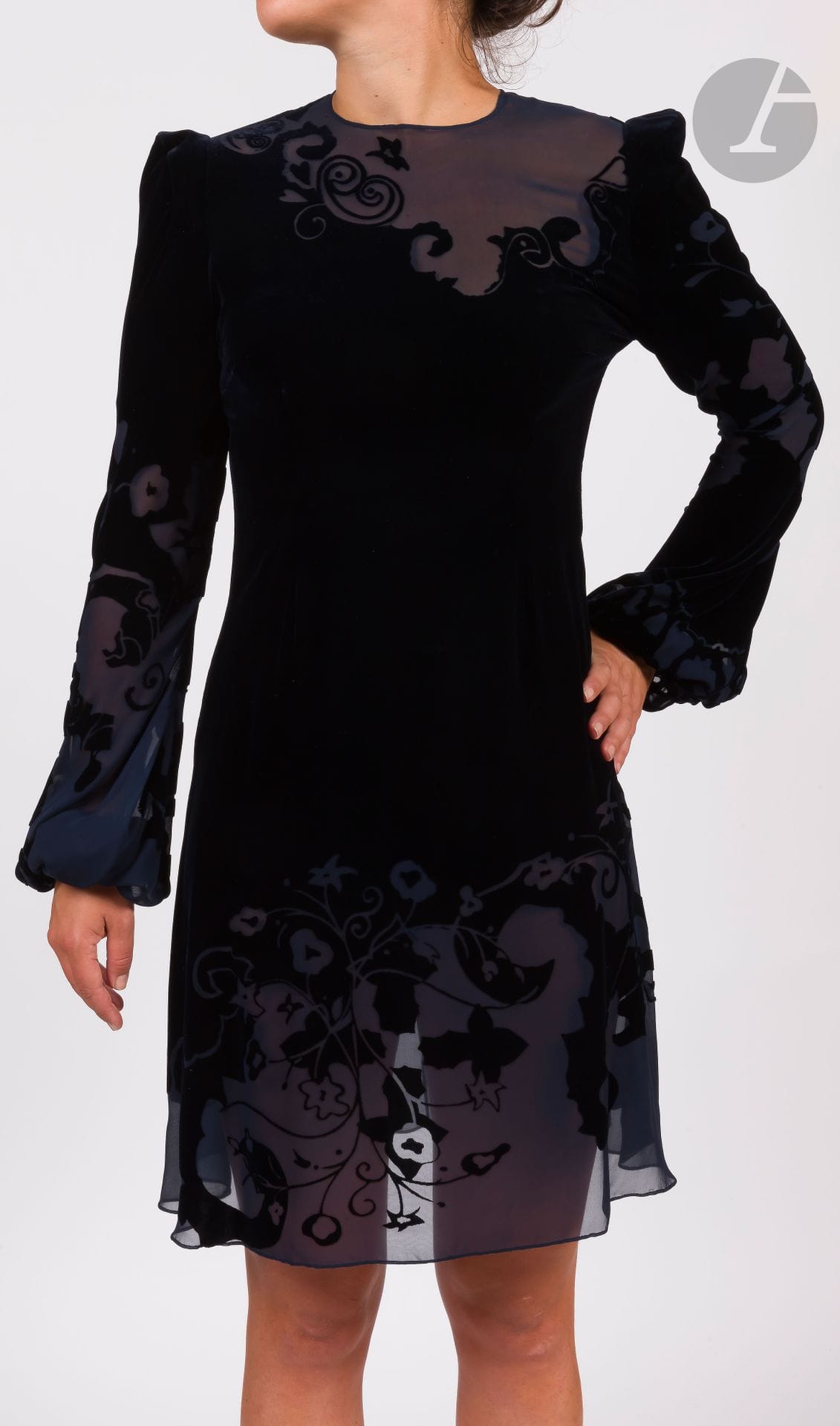 Christian LACROIX Haute Couture, années 1980
Robe bleu nuit en panne de velours et mousseline à décor de fleurs
Taille pouvant correspondre à un 34-36 environ