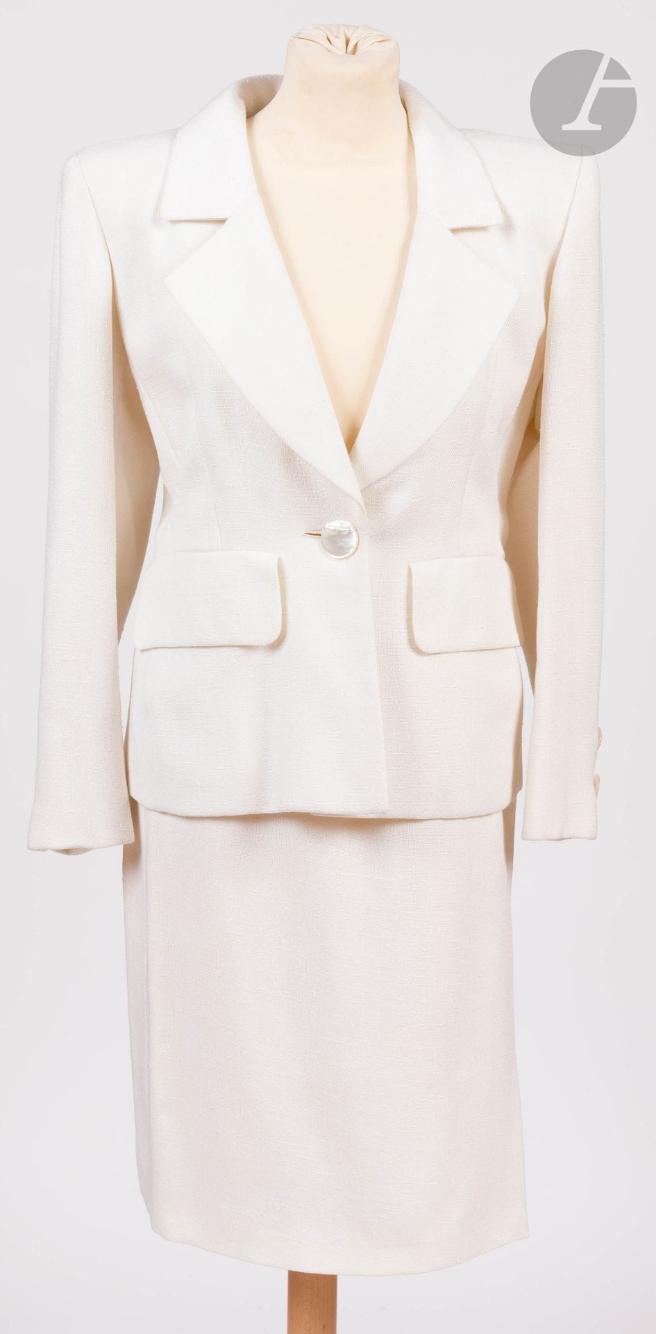 Yves SAINT LAURENT Haute Couture, années 1980
Tailleur jupe en lainage et lin (?) crème, boutons nacrés, fine ceinture en cuir blanc (jaunissements et usures aux passants et à la ceinture, quelques fils tirés)
Taille pouvant correspondre à un 34-36 environ