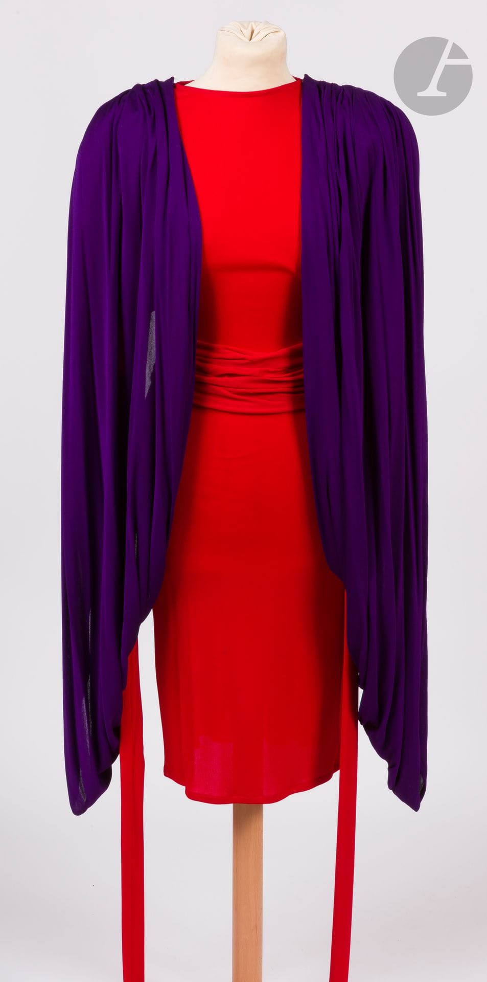 OMO Norma KAMALI, 1980s
Red crepe dress with very long batwing sleeves, matching belt, two removable draped shoulder panels in purple crepe
Size may correspond to a 34-36 approx.