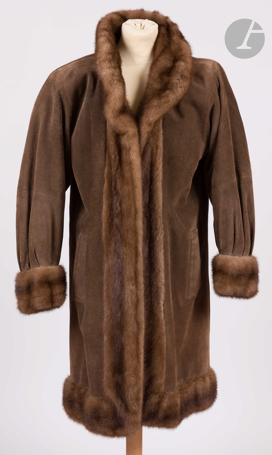 Yves SAINT LAURENT Haute Couture, 1980s
Brown skin coat, mink facings (traces of use)
Size may correspond to a 34-36 approx.
