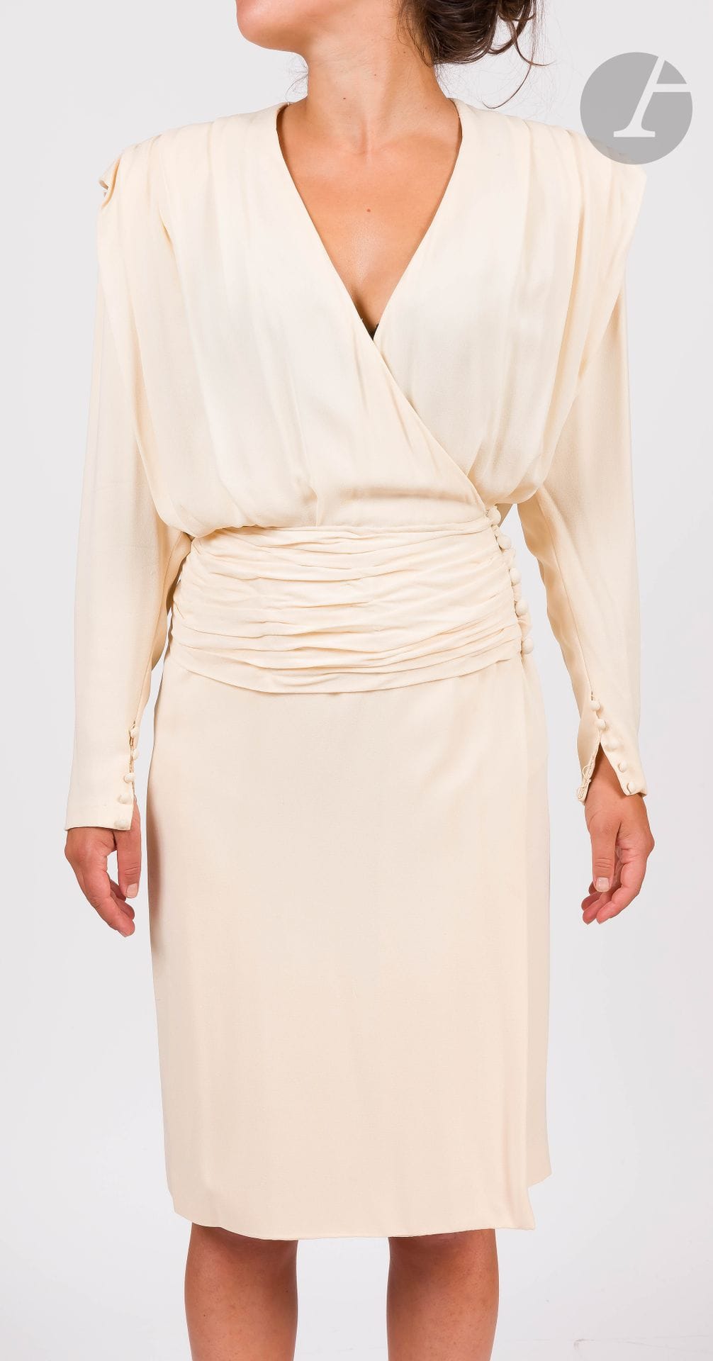 Jean-Louis SCHERRER Haute Couture, années 1980
Robe en crêpe crème, plissée à la taille (quelques taches)
Taille pouvant correspondre à un 34-36 environ