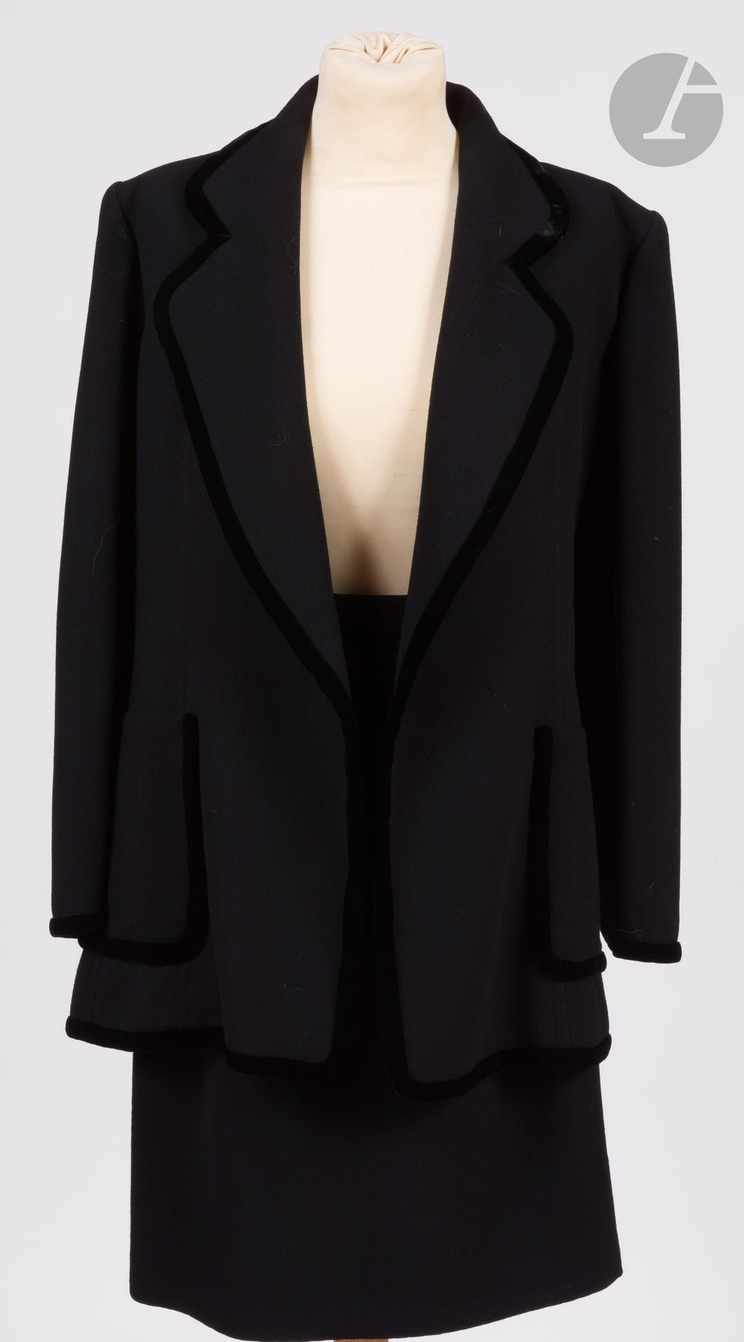 Christian DIOR Boutique, années 1980
Tailleur jupe en crêpe noir, veste gansée de velours noir
Taille pouvant correspondre à un 34-36 environ