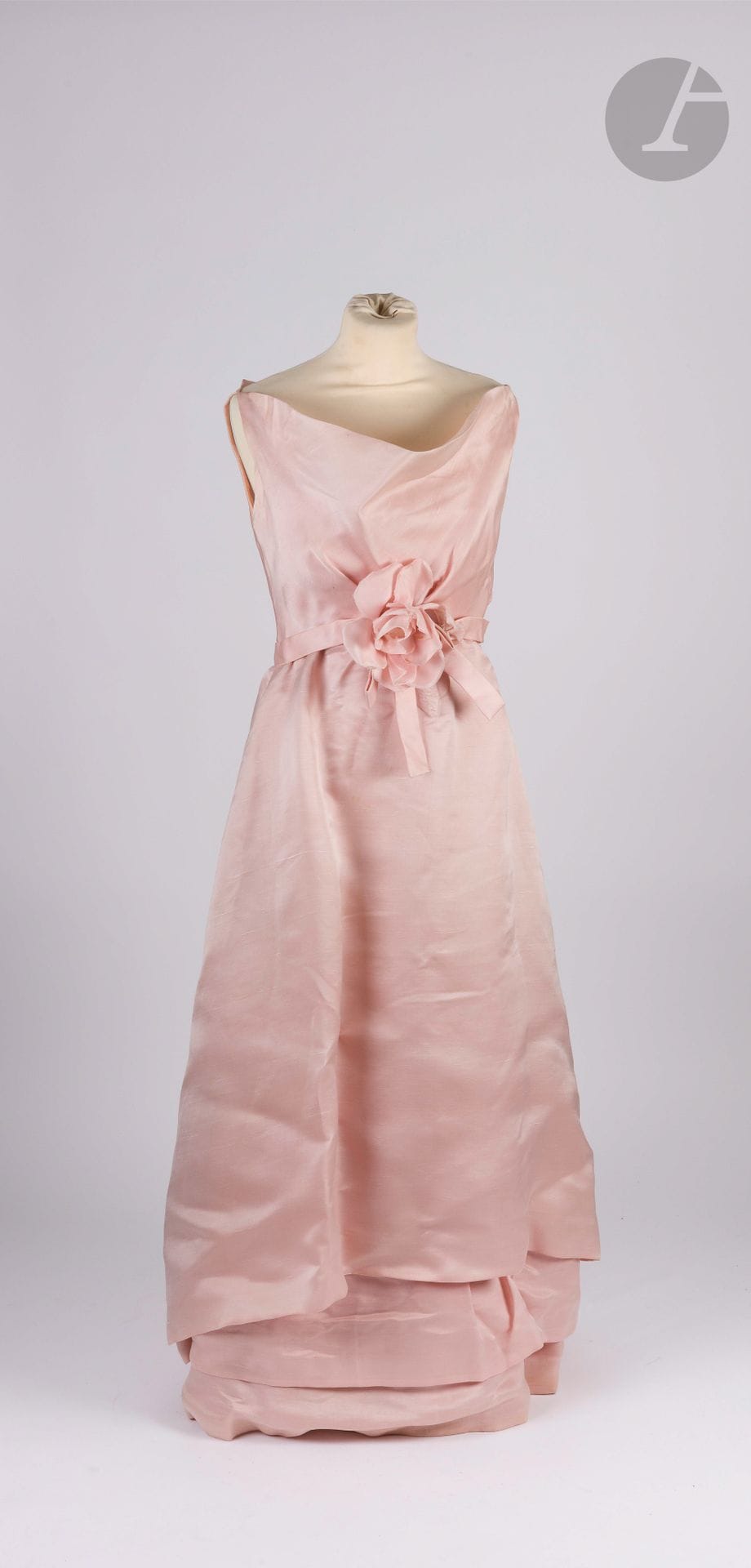 *Jeanne LANVIN Haute Couture, circa 1965
Powder pink organza dress, large flower at the waist, lower part formed by three superimposed skirts with tulle underskirt. Pale pink silk bottom with whalebone bustier.
Size may correspond to a 36-38 approx. (rings under the arms and a few stains).

ATTENTION: Lots marked with an asterisk are subject to an additional 5.5% temporary import tax.
