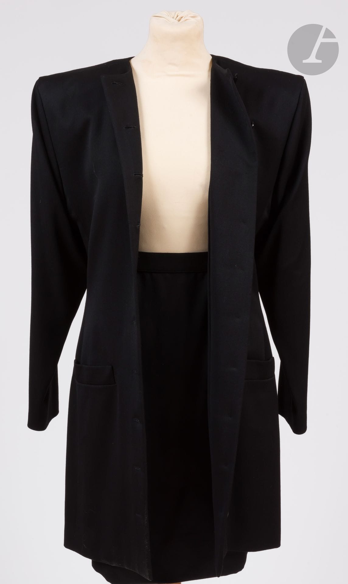 Jean-Louis SCHERRER Haute Couture, années 1980
Tailleur jupe, veste longue en lainage noir
Taille pouvant correspondre à un 34-36 environ
