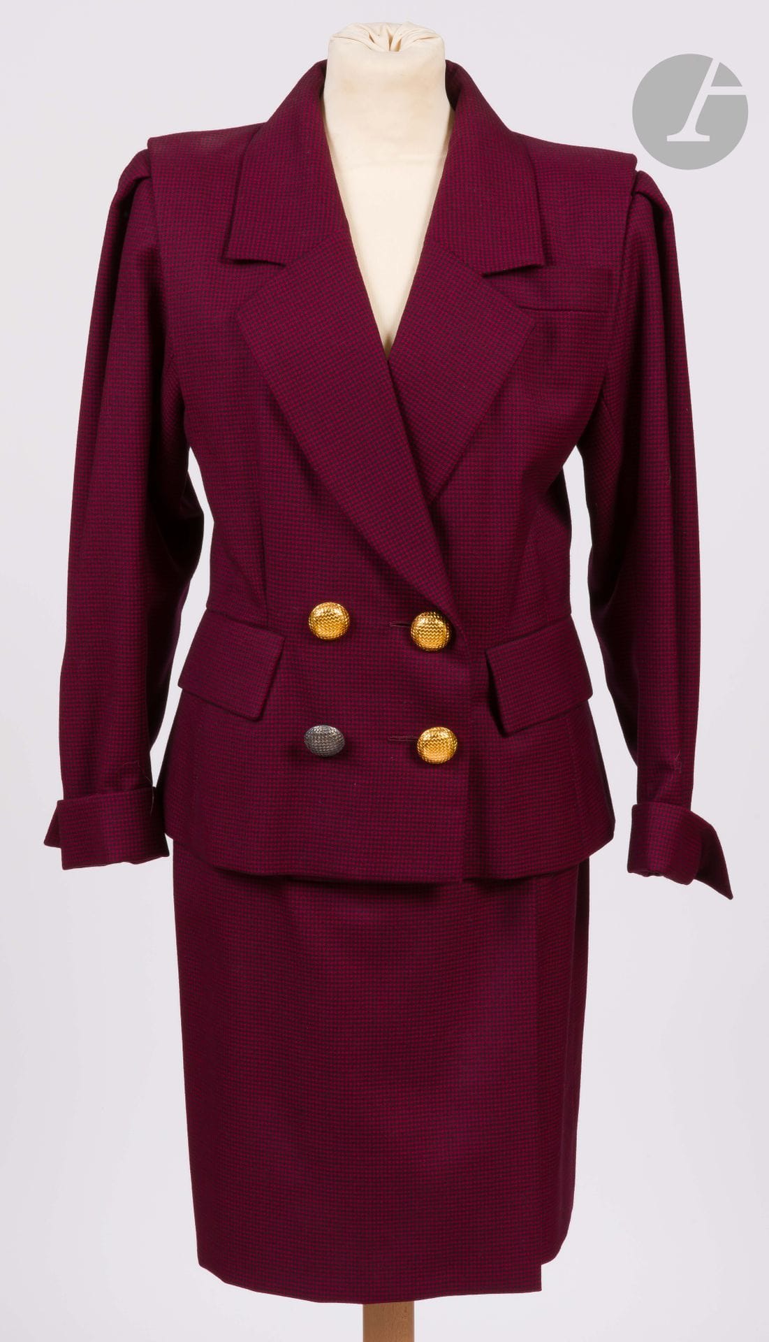 Yves SAINT LAURENT Haute Couture, années 1980
Tailleur jupe à motif pied-de-poule rouge et noir (perte de dorure à un bouton), fine ceinture en cuir noir
Taille pouvant correspondre à un 34-36 environ