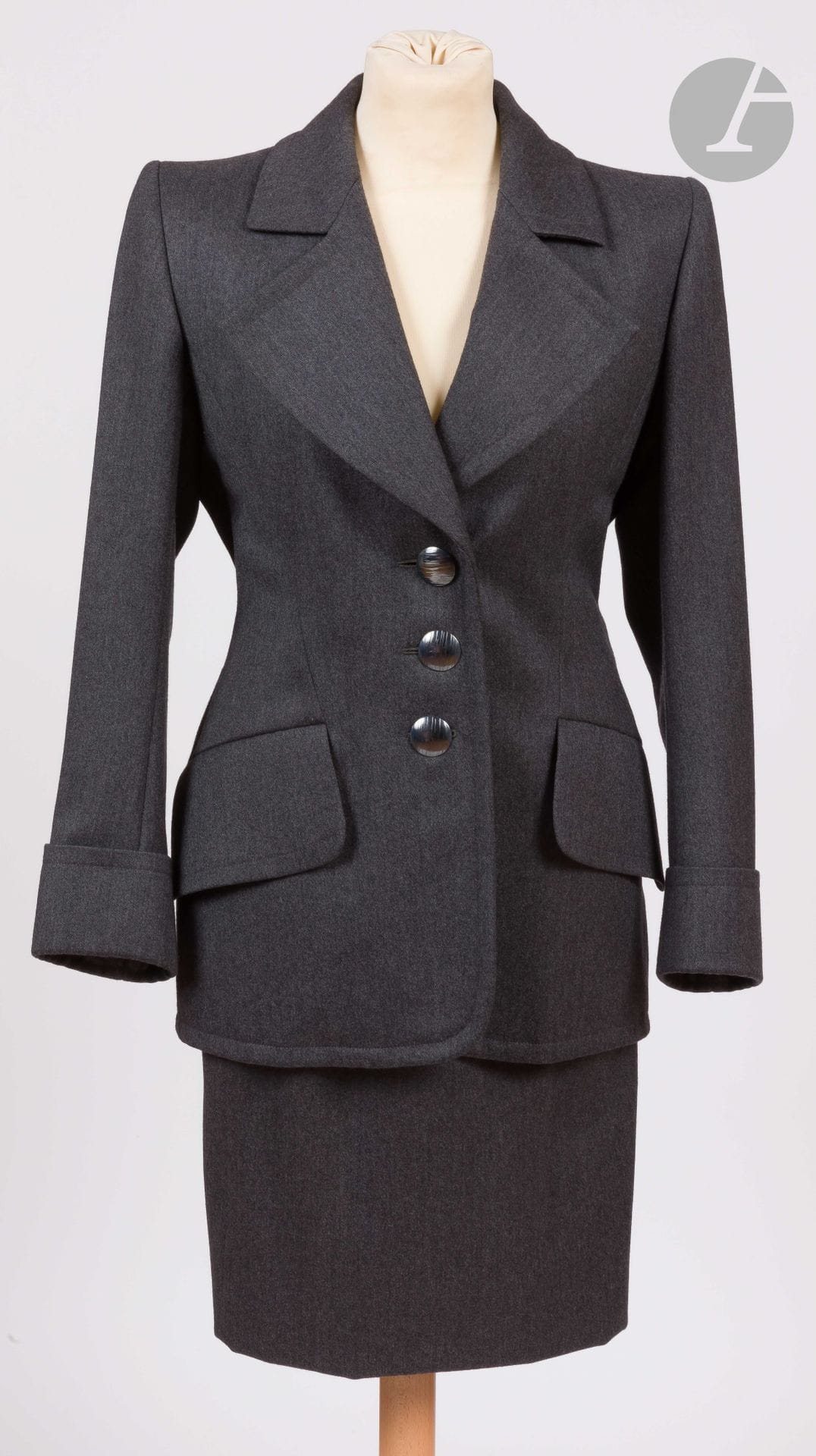 Yves SAINT LAURENT Haute Couture, années 1980
Tailleur jupe en lainage gris, poches à larges revers, ceinture en peau marine (petites traces d’usage à la ceinture)
Taille pouvant correspondre à un 34-36 environ