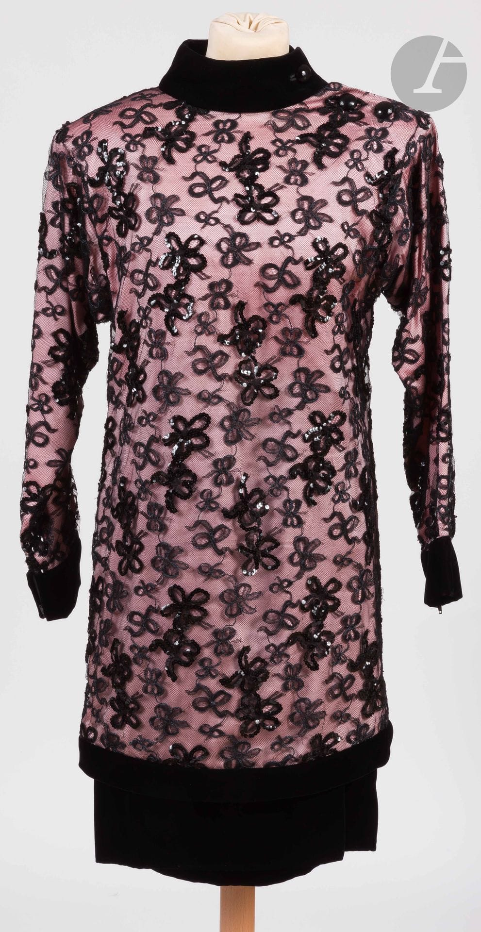 Yves SAINT LAURENT Haute Couture, années 1980
Robe tunique en dentelle noire rebrodée de paillettes sur fond de satin rose poudré, parements en velours noir, avec son fond de jupe en satin et velours noir (quelques fils tirés dans la dentelle)
Taille pouvant correspondre à un 34-36 environ
