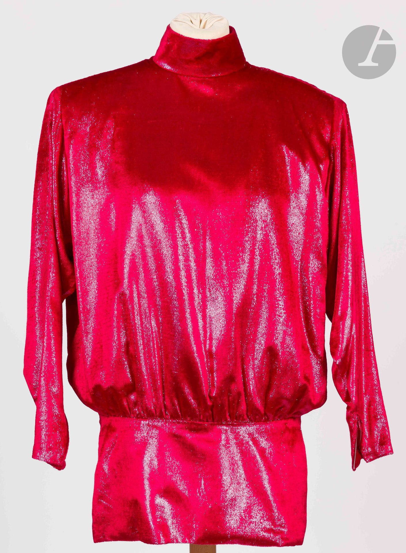 Jean-Louis SCHERRER Haute Couture
Tunique en velours lurex rouge
Taille pouvant correspondre à un 34-36 environ