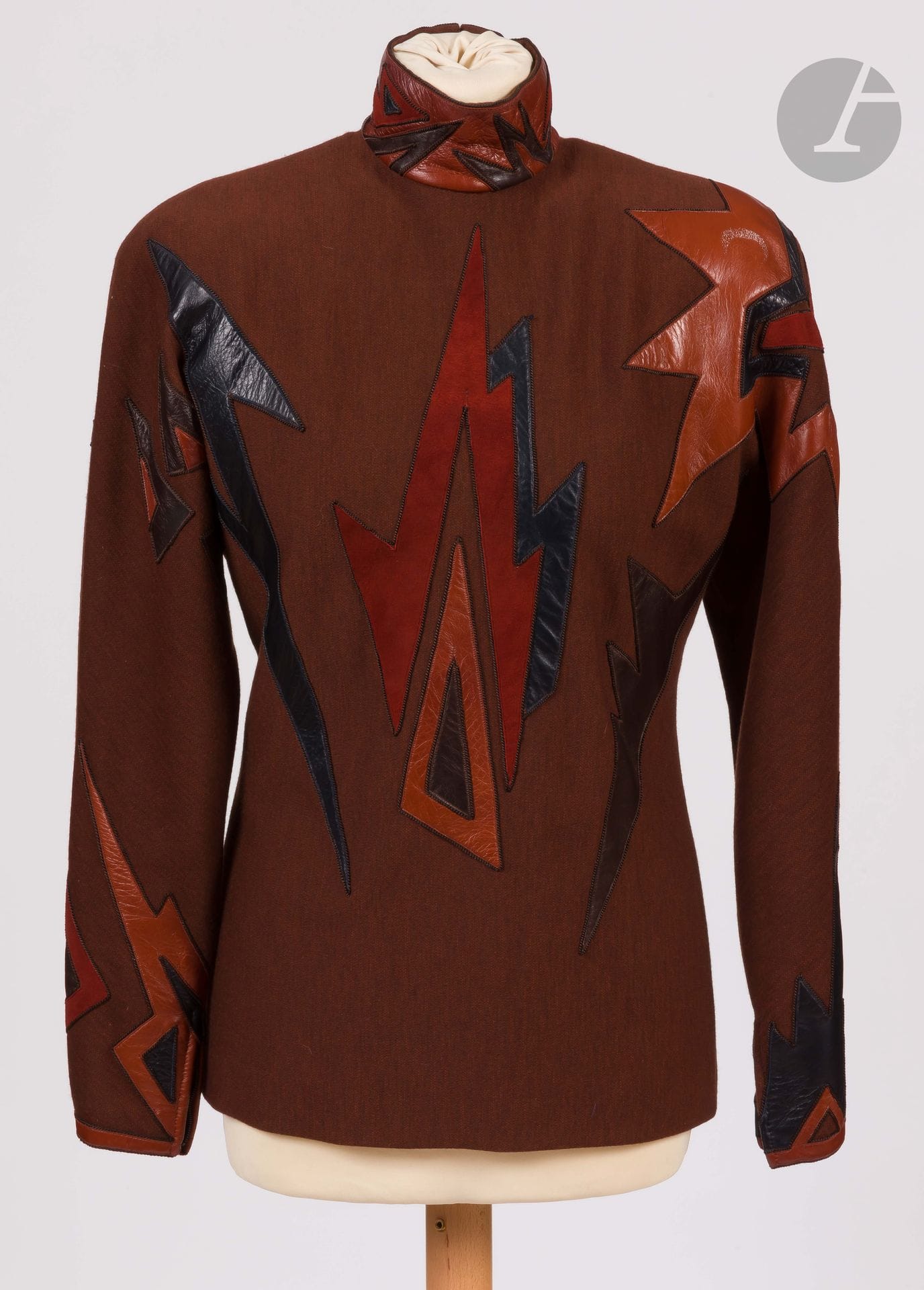 Jean-Louis SCHERRER Haute Couture, années 1980
Tunique en jersey marron, applications de cuir de couleurs, doublure en mousseline (tache sur le cuir)
Taille pouvant correspondre à un 34-36 environ