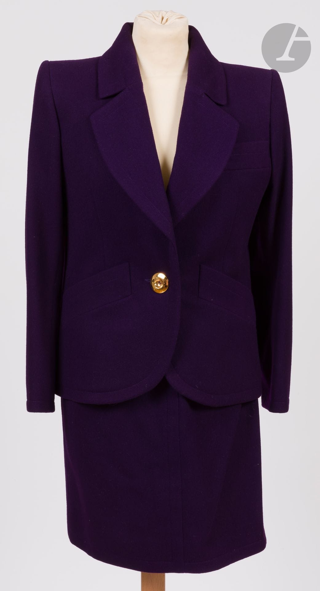 Yves SAINT LAURENT Haute Couture, années 1980
Tailleur jupe en lainage prune, fine ceinture en peau prune
Taille pouvant correspondre à un 34-36 environ