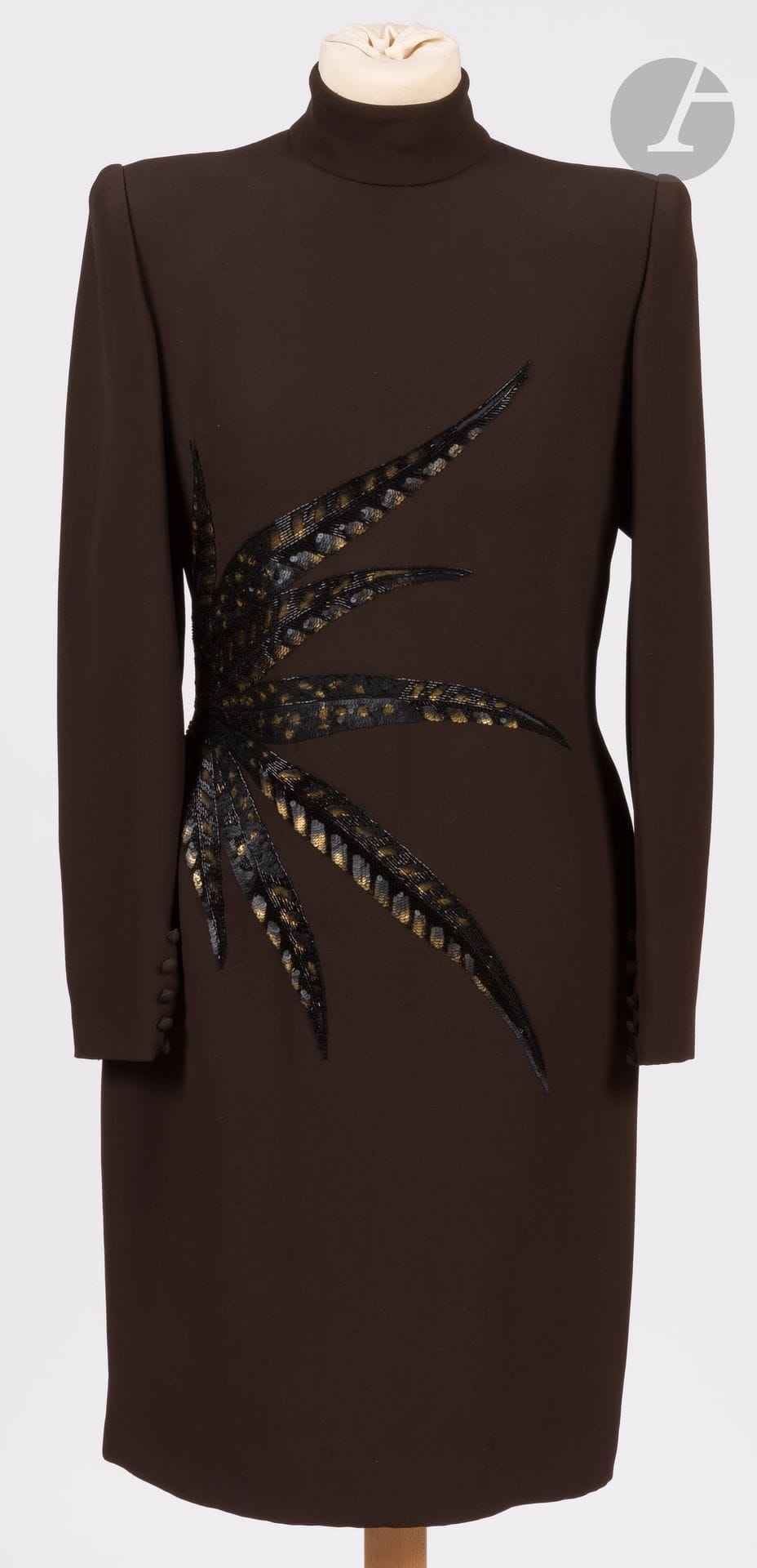 Jean-Louis SCHERRER Haute Couture, années 1980
Robe en crêpe marron brodée sur un côté d’un feuillage en perles et paillettes noires et or
Taille pouvant correspondre à un 34-36 environ