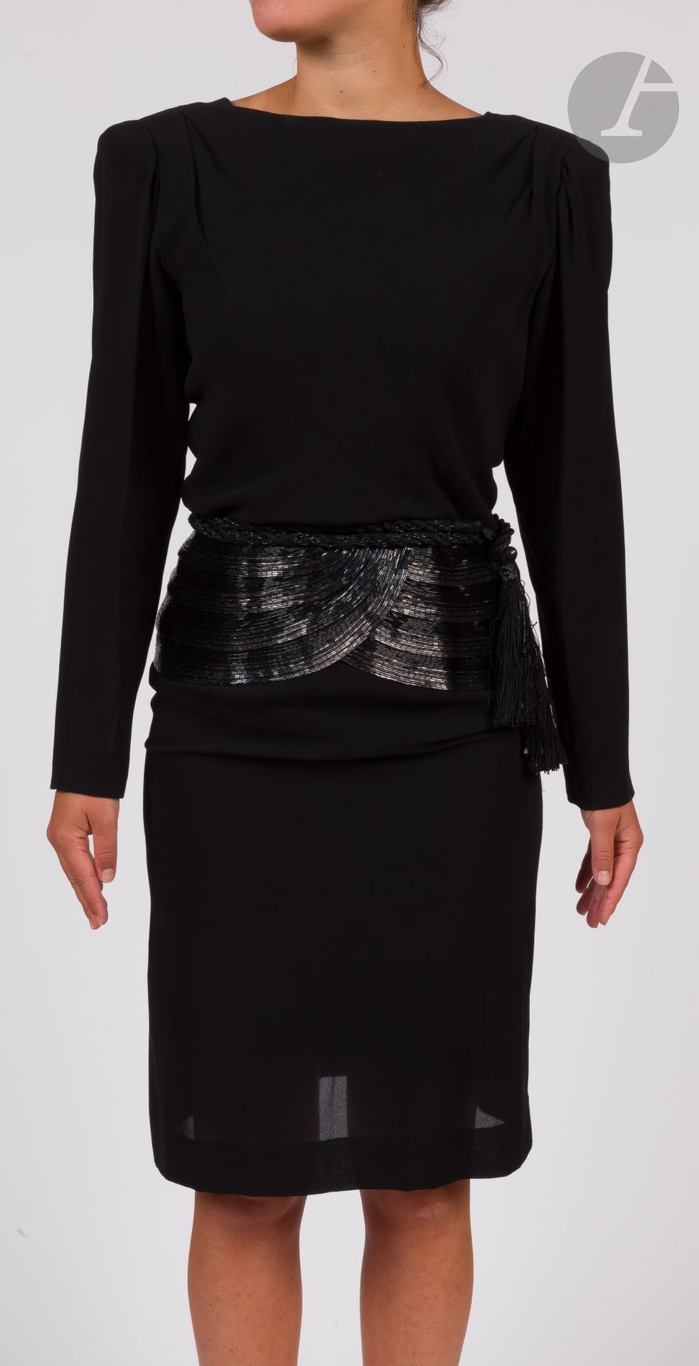 Jean-Louis SCHERRER Haute Couture, années 1980
Robe en crêpe noir, perles tubes à la taille, on y joint une ceinture passementerie assortie
Taille pouvant correspondre à un 34-36 environ