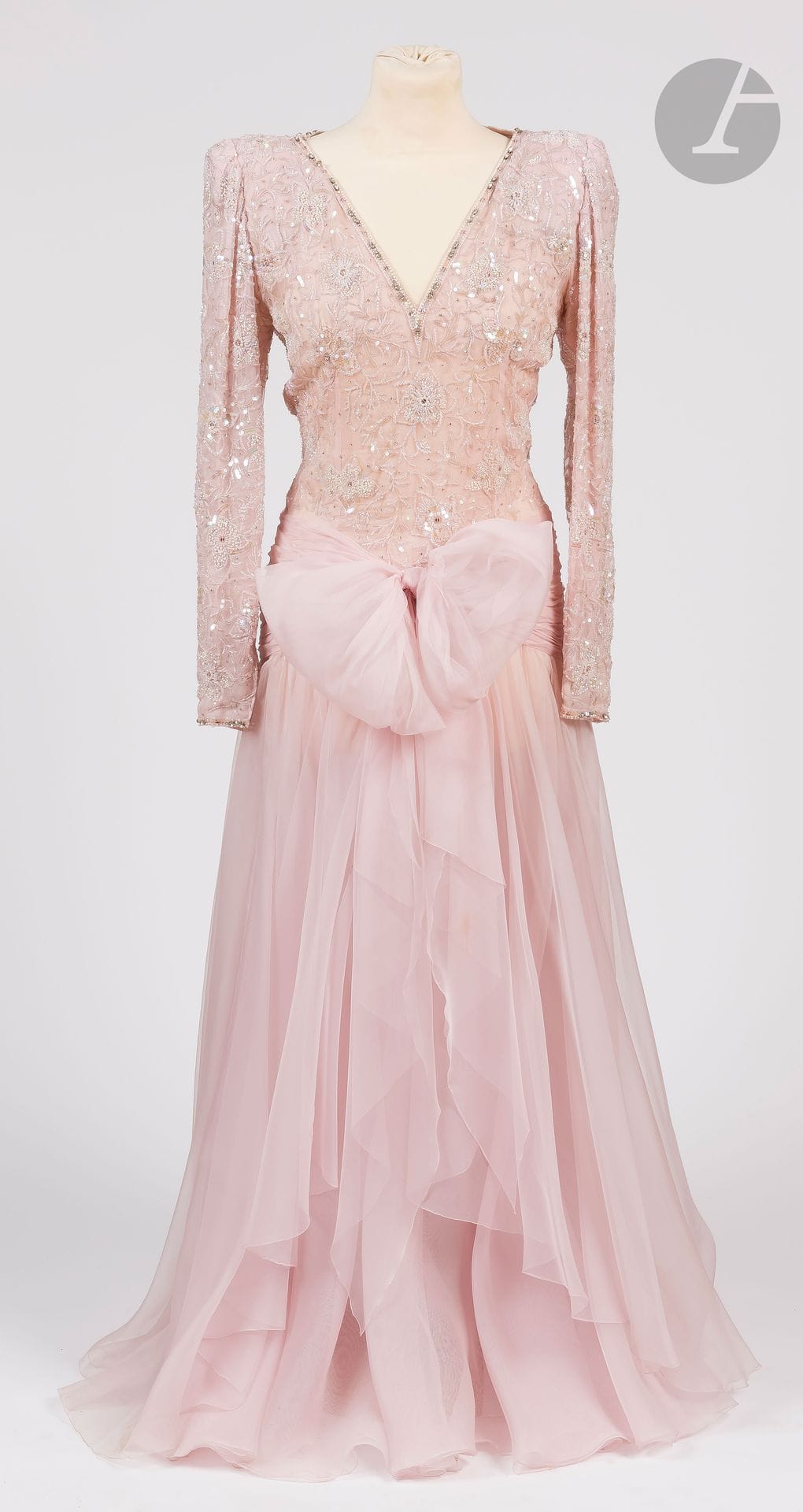 Jean-Louis SCHERRER Haute Couture, années 1980
Robe longue en organza rose poudré, corsage entièrement pailleté et perlé, gros noeud en organza sur le devant (taches et auréoles sous les bras)
Taille pouvant correspondre à un 34-36 environ