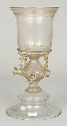 ESPAGNE
Fontaine en verre reposant sur un piédouche rond à double renflements. A la base de la coupelle, quatre orifices formant fontaine. XVIIIe siècle. H: 29 cm. Rôdée.
