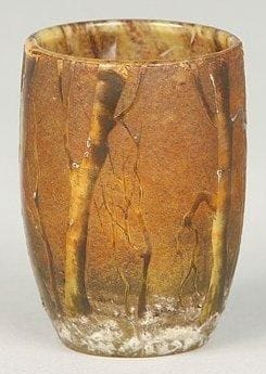 DAUM
Un verre à liqueur en cristal à fond jaune figurant un sous-bois enneigé. Marqué Daum à Nancy. On y joint une boîte couverte moderne. XIXe et XXe siècle.
