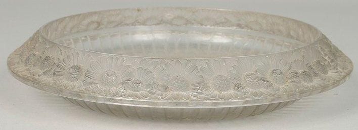 LALIQUE FRANCE
Grand plat rond en cristal à décor en relief sur le bord d'une frise de marguerites amaties. Marqué au revers. Diam: 37 cm. On y joint un oiseau picorant en cristal amati. Signé. XXe siècle.