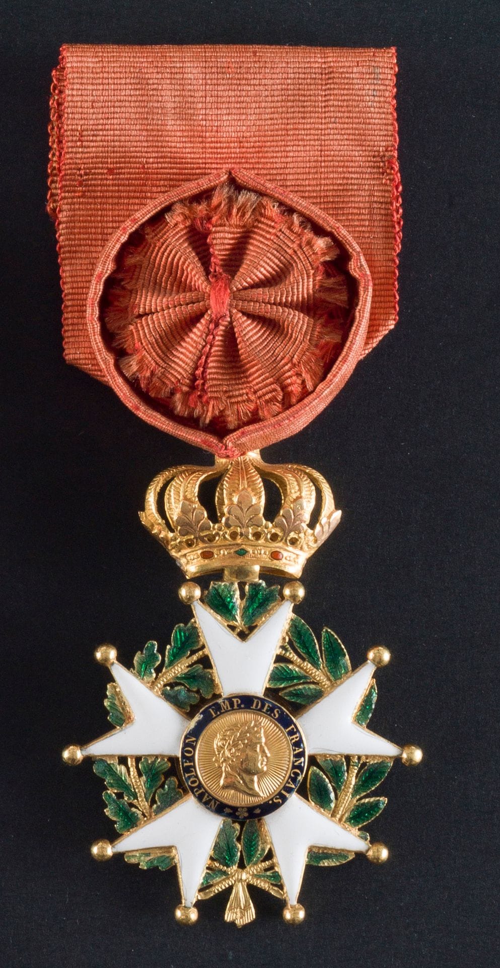 ORDRE de la LÉGION d’HONNEUR 
PRÉSIDENCE (1851-1852).
 Étoile d’officier (41,5 mm) en or et émail, à branches aux pointes pommetées mais avec anneau simple, poinçon à l’aigle et ruban à rosette.
Infimes manques aux émaux bleus du centre sinon superbe.