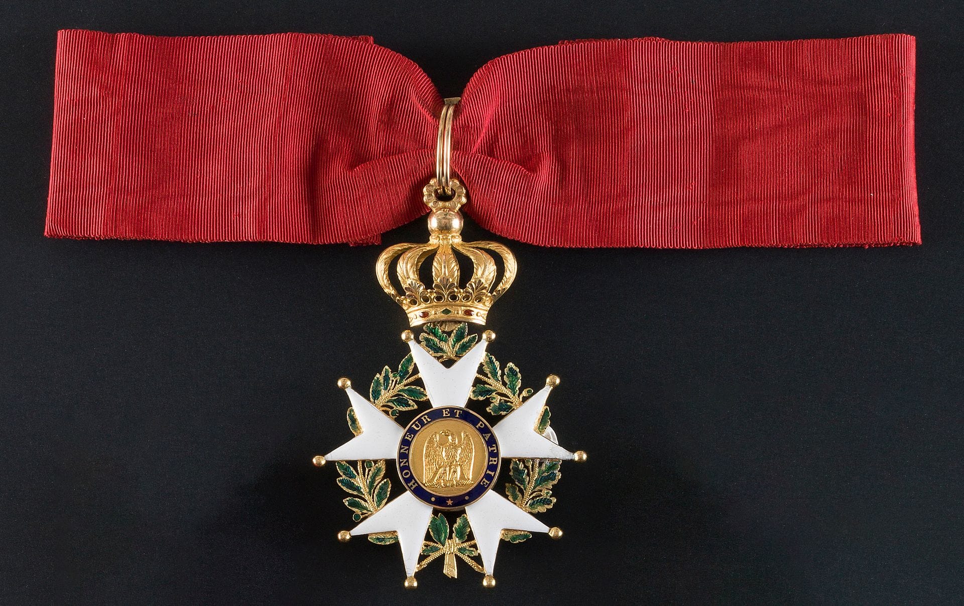 ORDRE de la LÉGION d’HONNEUR 
PRÉSIDENCE (1851-1852).
Étoile de commandeur (60 mm) en or émaillé avec cravate. à l’avers au buste de l’empereur sur champ rayonnant et au revers aigle sur un foudre sur champ ligné, mais buste de l’empereur et aigle regardent à gauche et le haut de la couronne est un globe simple. De plus le pontet est un anneau non émaillé. Poinçon tête d’aigle. 
Restaurations aux émaux blancs.
TTB.