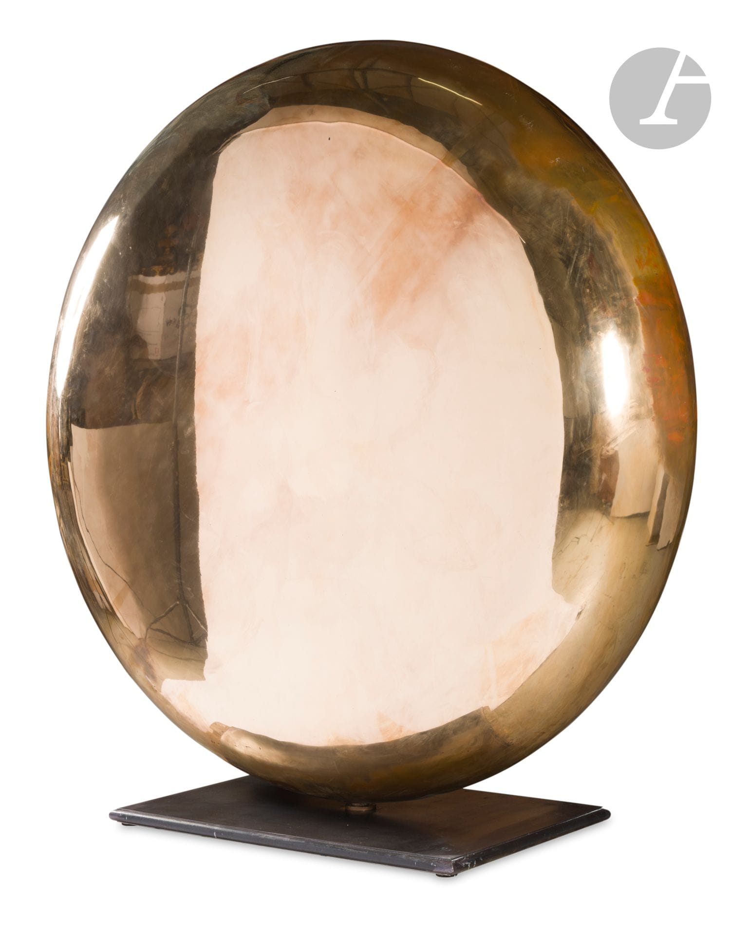 Émile GILIOLI (1911-1977)
Soleil de vie, [1968]
Épreuve en bronze poli.
Non signée, non numérotée, édition à 6 exemplaires.
(Socle rapporté non d’origine en acier, signature et numérotation sur le socle perdu).
200 x 193 x 40 cm

Bibliographie :
- Ionel Jianou, Hélène Lassalle, Gilioli, Paris, 1971, un exemplaire similaire reproduit pl. 74 (diamètre 40 cm).
- Emile Langui, De Keignaert, Une maison dans les polders, Tielt, 1975, un exemplaire similaire reproduit.
- Jacques Dopagne, Gilioli, Sculptures, Paris, Éditions Fernand Hazan, 1976, un exemplaire similaire reproduit.
- Giovanni Carandente, Gilioli, Milan, 1980, un exemplaire similaire reproduit.