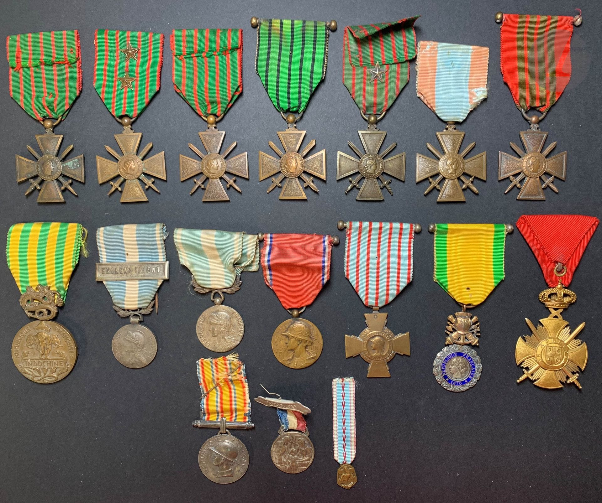 Lot de 15 médailles : 
4 Croix de guerre (1914-1915, 1914-1916, 1914-1917, 1914-1918), 2 médailles coloniales dont Extrême-Orient, médaille de Verdun, 3 Croix de guerre 1939-1940, médaille pour la bravoure Serbe 1914-1917, médaille d’Indochine, médaille TOE, Valeur militaire, médaille militaire, etc.