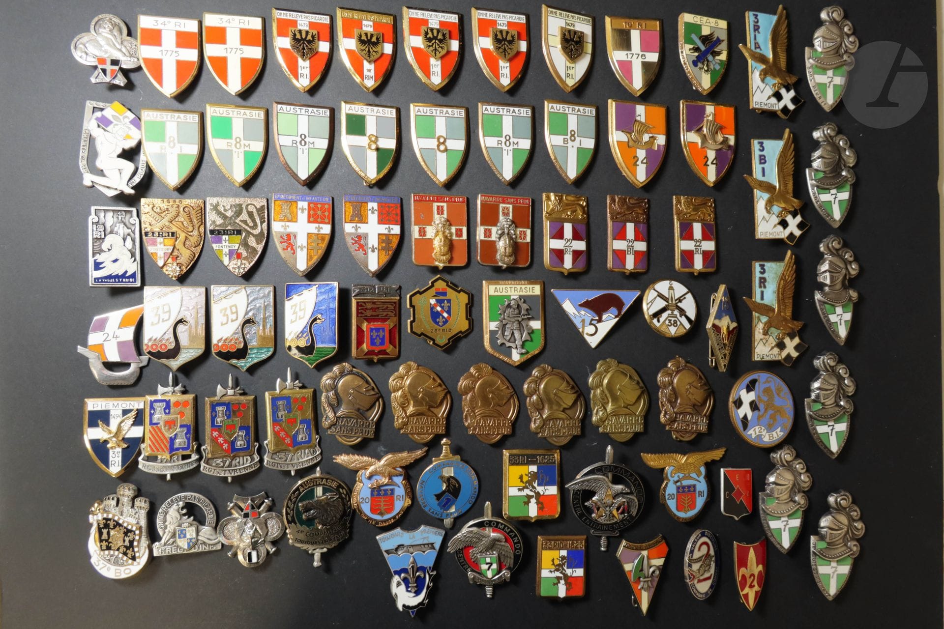 Lot de 76 insignes d’infanterie d’après-guerre du 1er au 39e RI dont insignes de compagnies. et CEC.