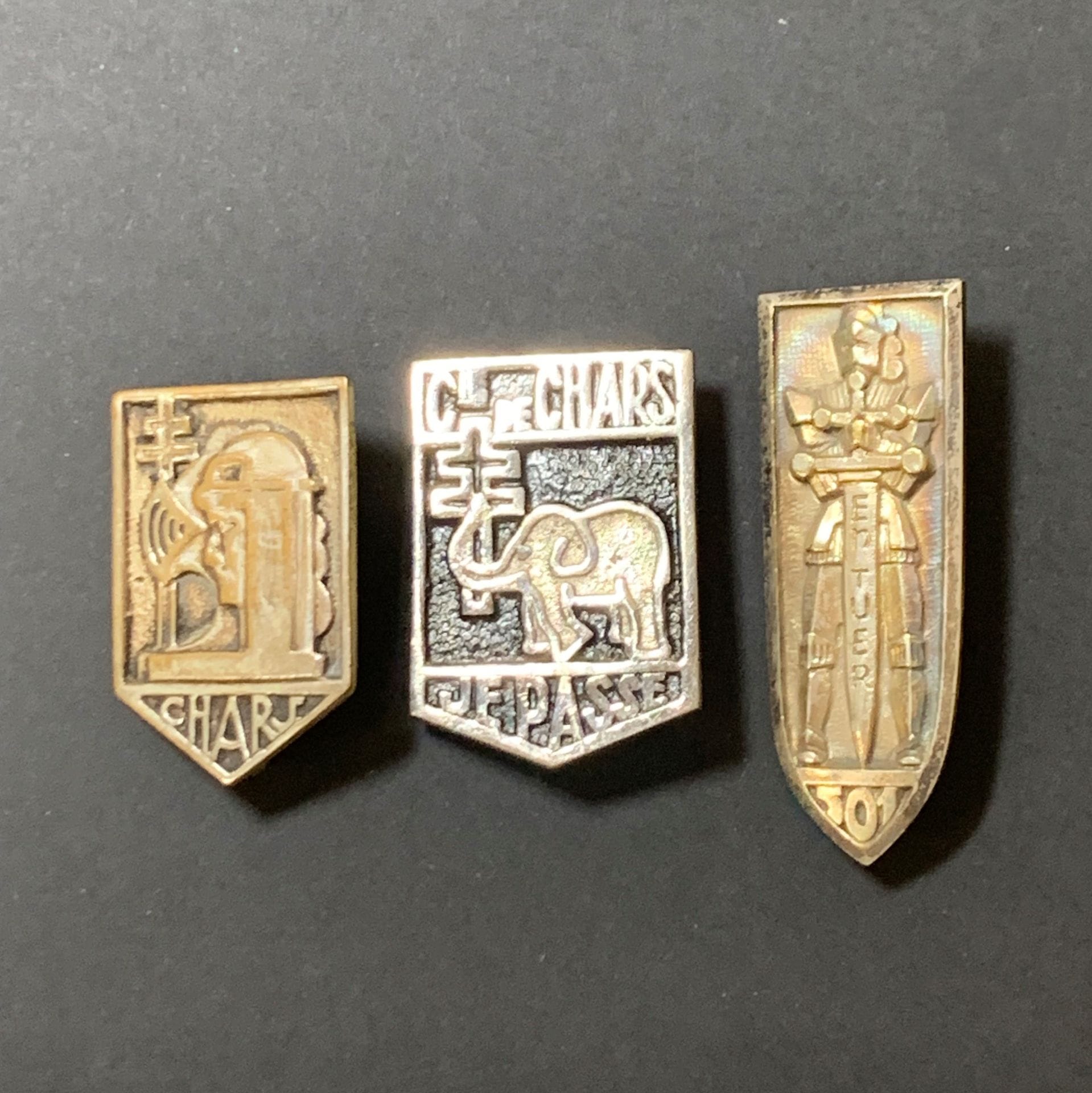 Lot 3 insignes de la France libre.
1re Cie de chars (fabrication Le Caire 1942) ; Cie de chars FFL, Beyrouth, en argent, numéroté fin 1944 ; 501e RCC (Aravit et Perez  ?).