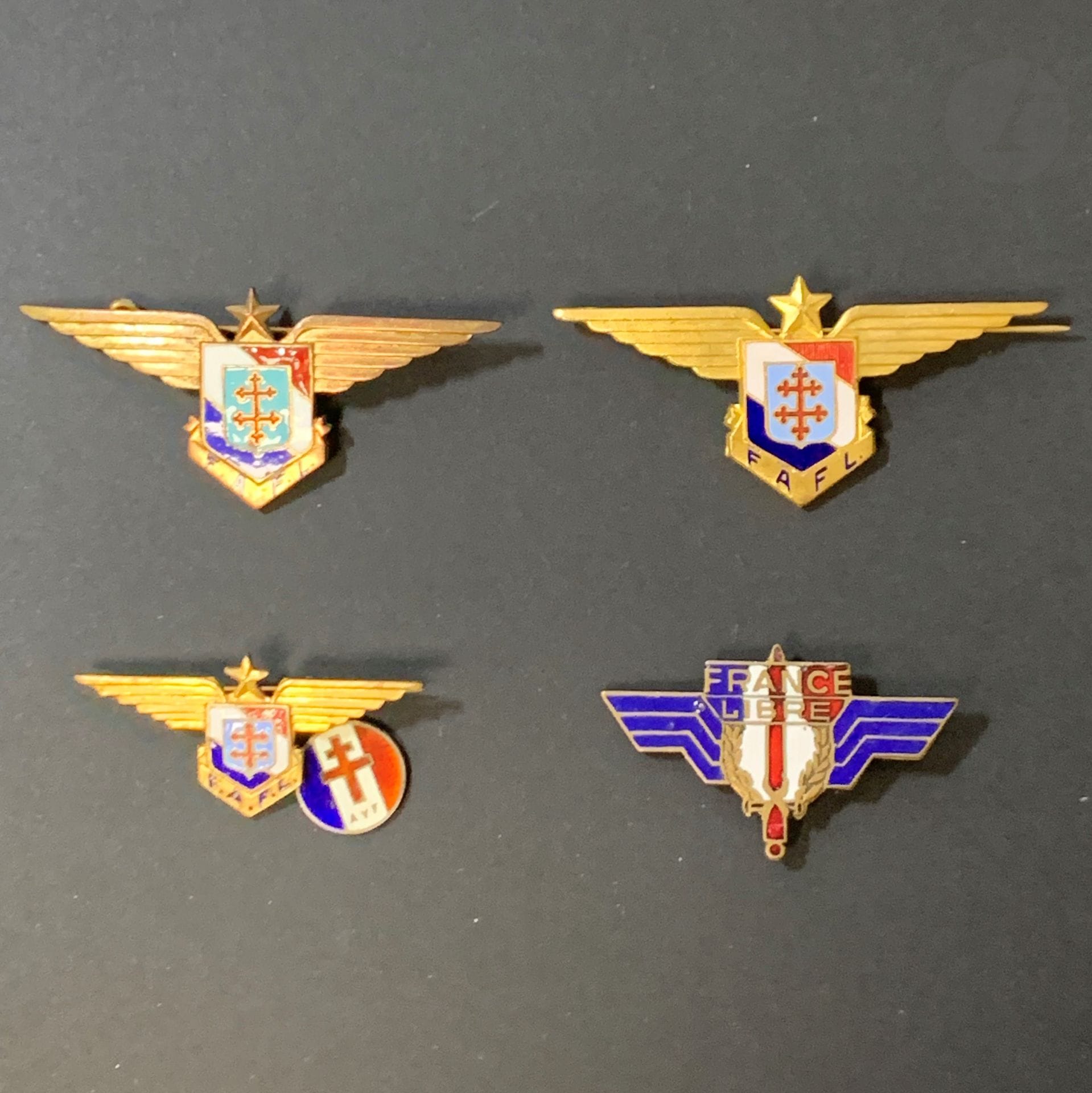 Lot de 3 insignes FAFL  : 1 (Cartier) numéroté 6992 ; 1 fabrication Londres et 1 demi-taille avec médaillon AVF.
