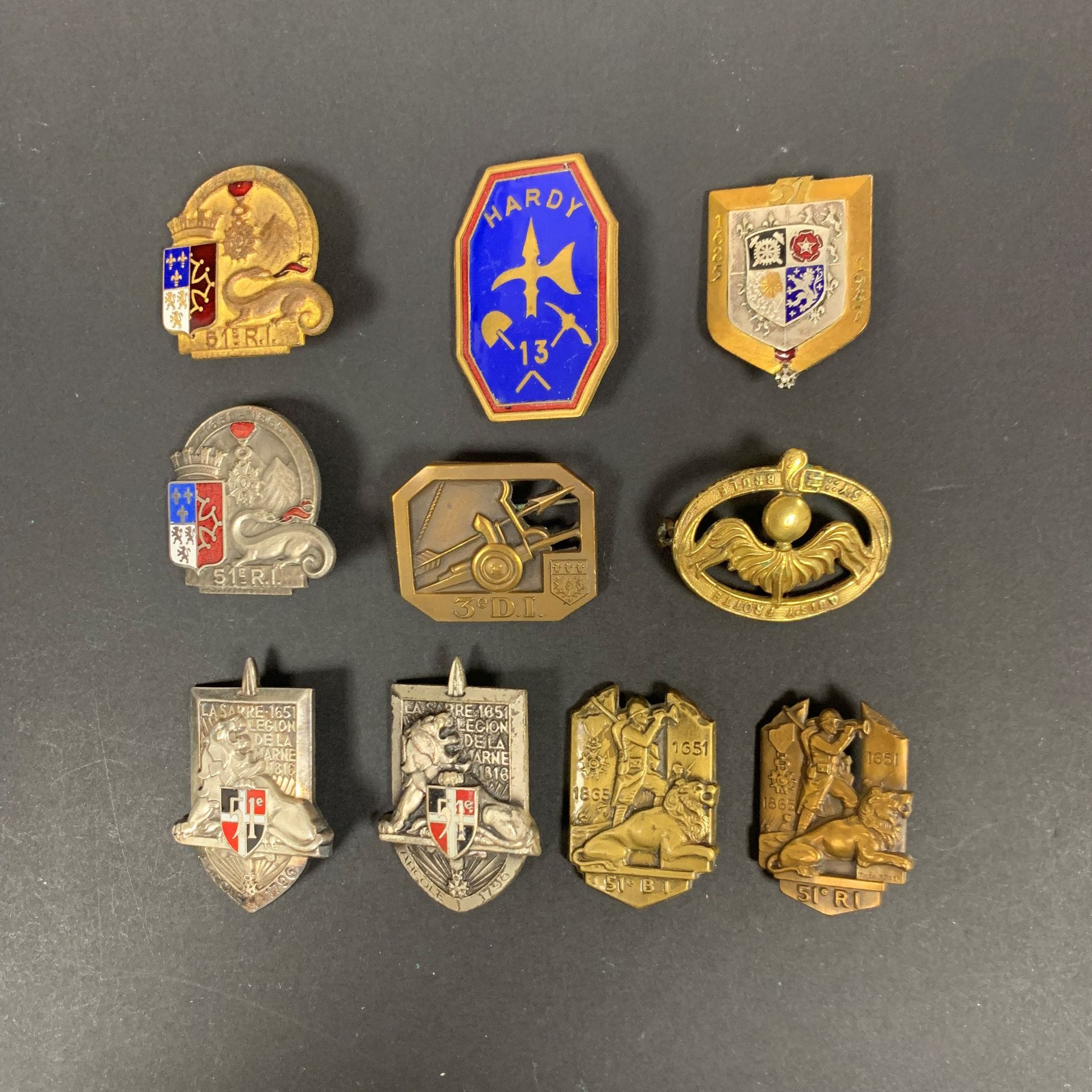 10 insignes du 51e RI  : 
« Qui s’y frotte s’y brûle de 1918 », ABPd, 13e Cie pionniers Aubert et 14e CDAC ABPd, H537 embouti, Drago Ber et sans, ABP et 2 Drago.
