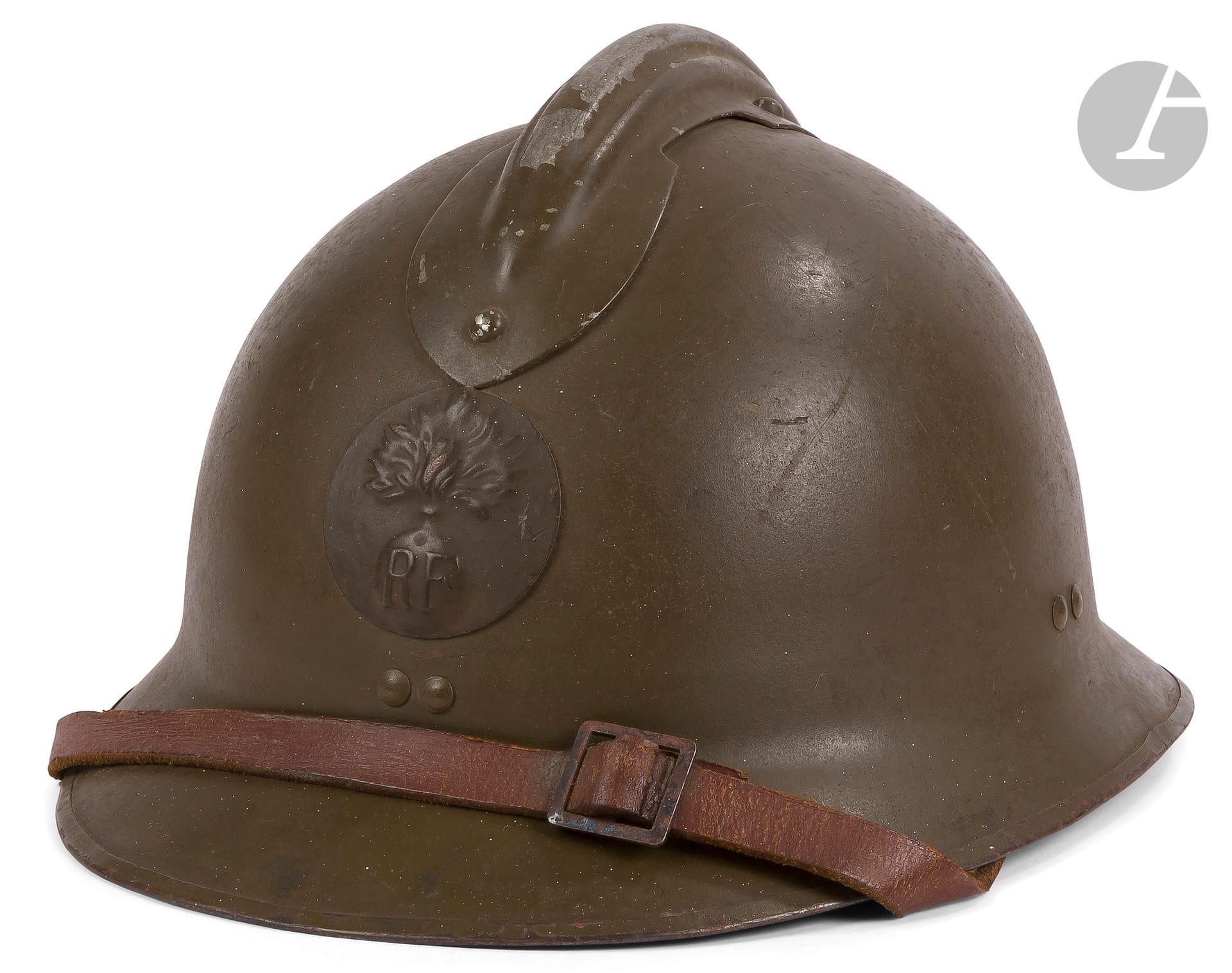 FRANCE 
Casque Adrian modèle 1926 de l’infanterie 
Bombe peinte en kaki. Motif d’infanterie (légère variation de teinte). Coiffe intérieure en cuir noir à six dents. Jugulaire en cuir brun.
A.B.E.