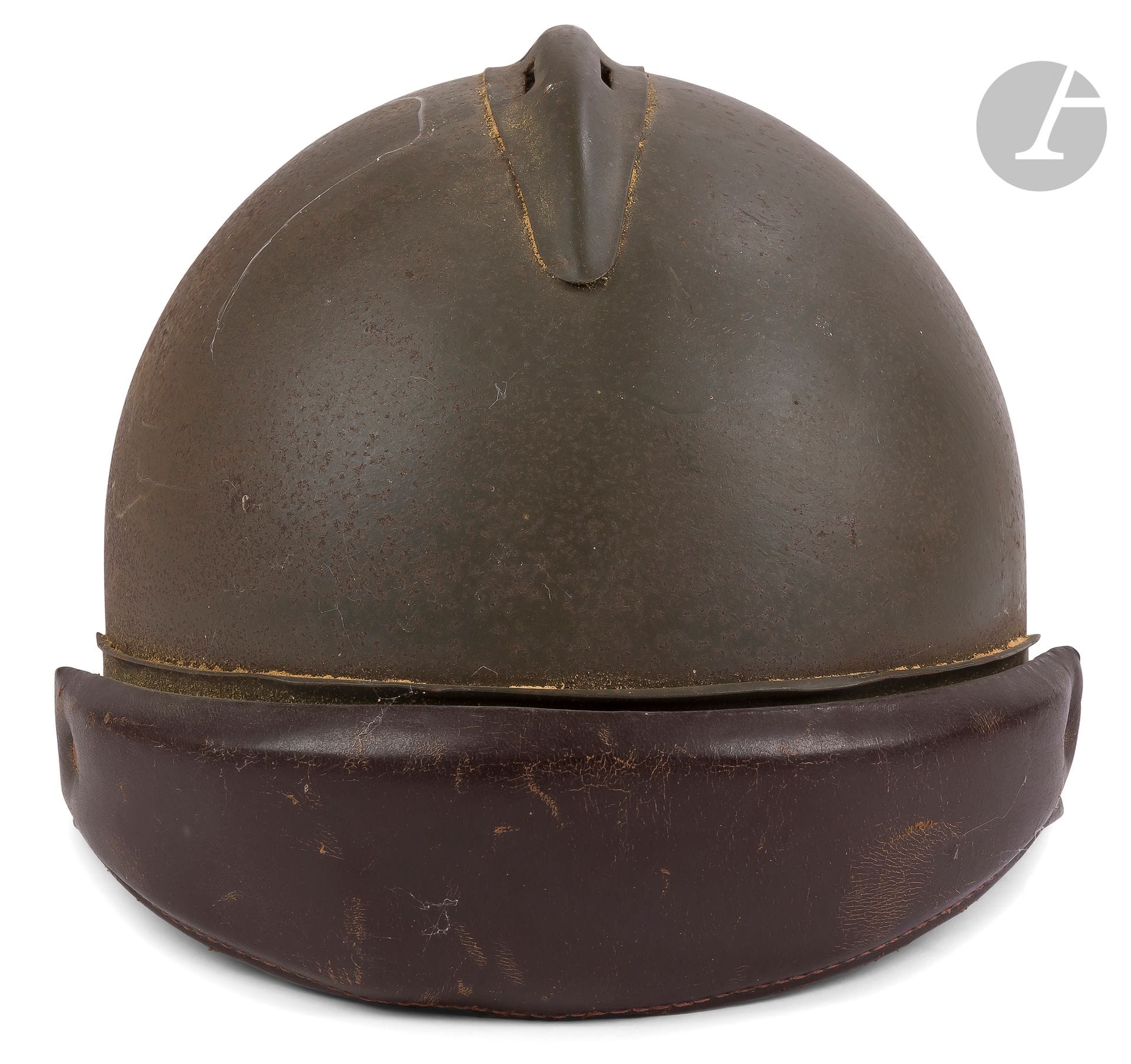 FRANCE 
Casque français modèle 1945. 
Bombe peinte en kaki. 
Bourrelet recouvert de cuir marron. 
Coiffe intérieure en toile et cuir. 
Daté 1948 et du fabricant « FRANCK MODELE 1945 A FRANCE AUBERVILLIERS ». 
A.B.E.