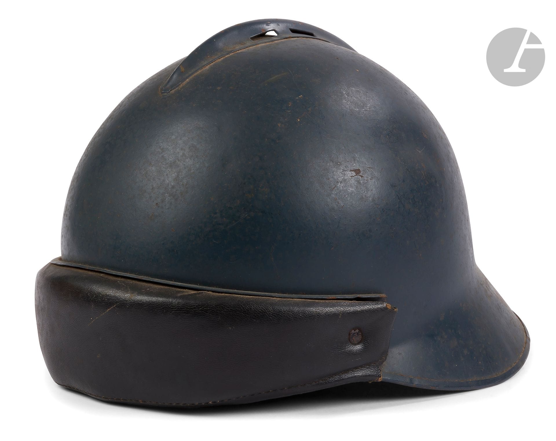 FRANCE 
Casque français modèle 1945. 
Bombe peinte en bleu gris de fer. 
Bourrelet recouvert de cuir noir. 
Coiffe intérieure en toile et cuir. 
Daté 1950. 
B.E.