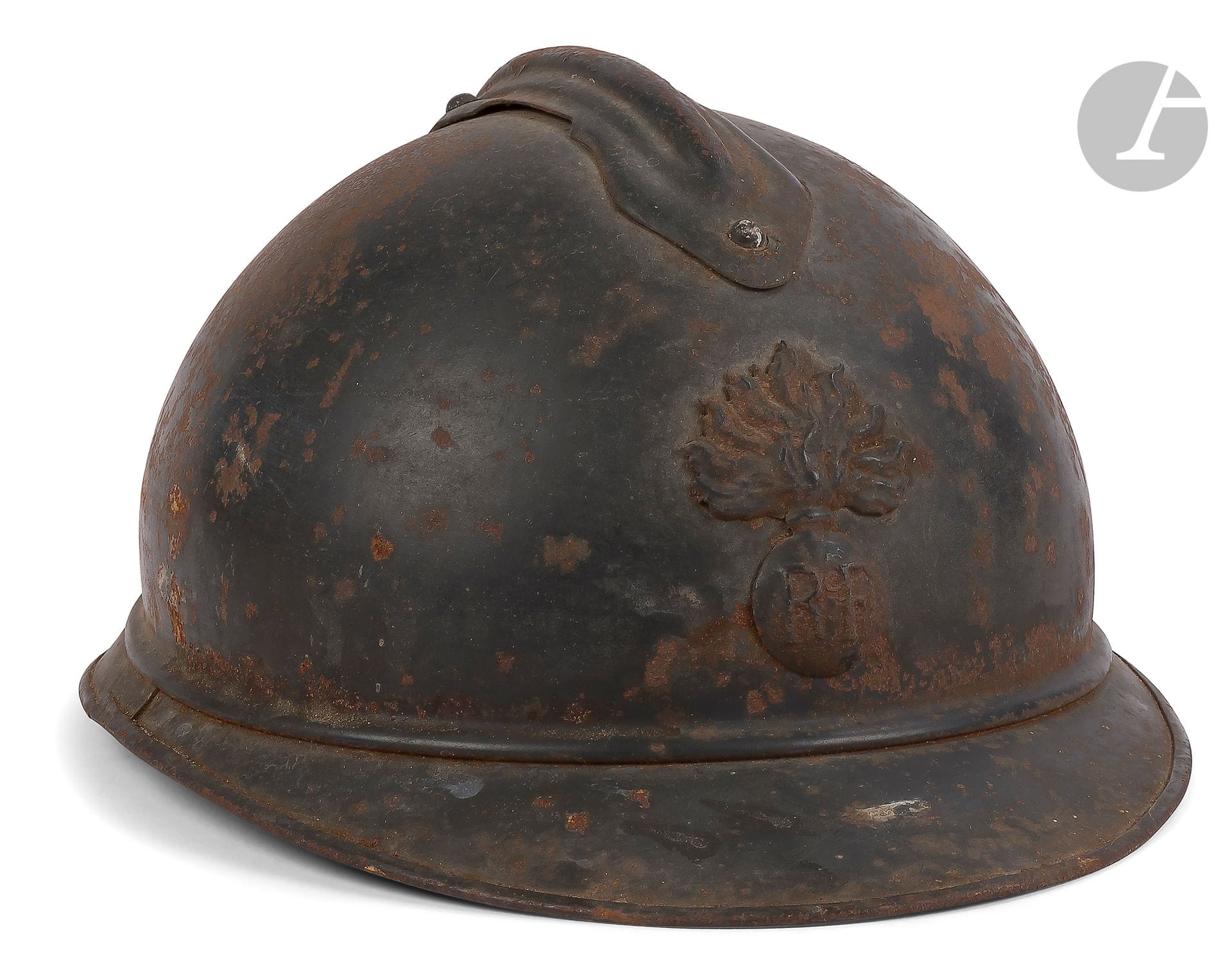 FRANCE 
Casque Adrian modèle 1915 d’infanterie. 
Bombe gris bleu. Insigne de l’infanterie. Coiffe en cuir noir à sept dents. Reste de jugulaire en cuir. 
E.M. (Oxydation).