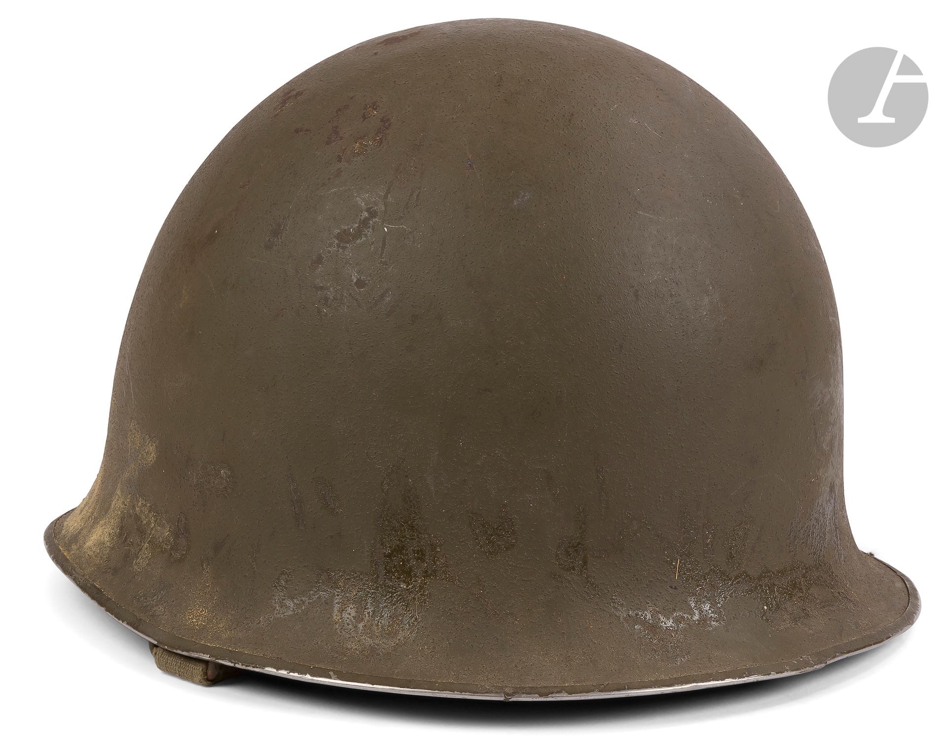 FRANCE 
Deux casques lourds modèle 1951 français. 
- Finition granitée. Manque une patte d’attache et une partie de jugulaire. 
- Finition granitée avec filet. 
Sous-casques .