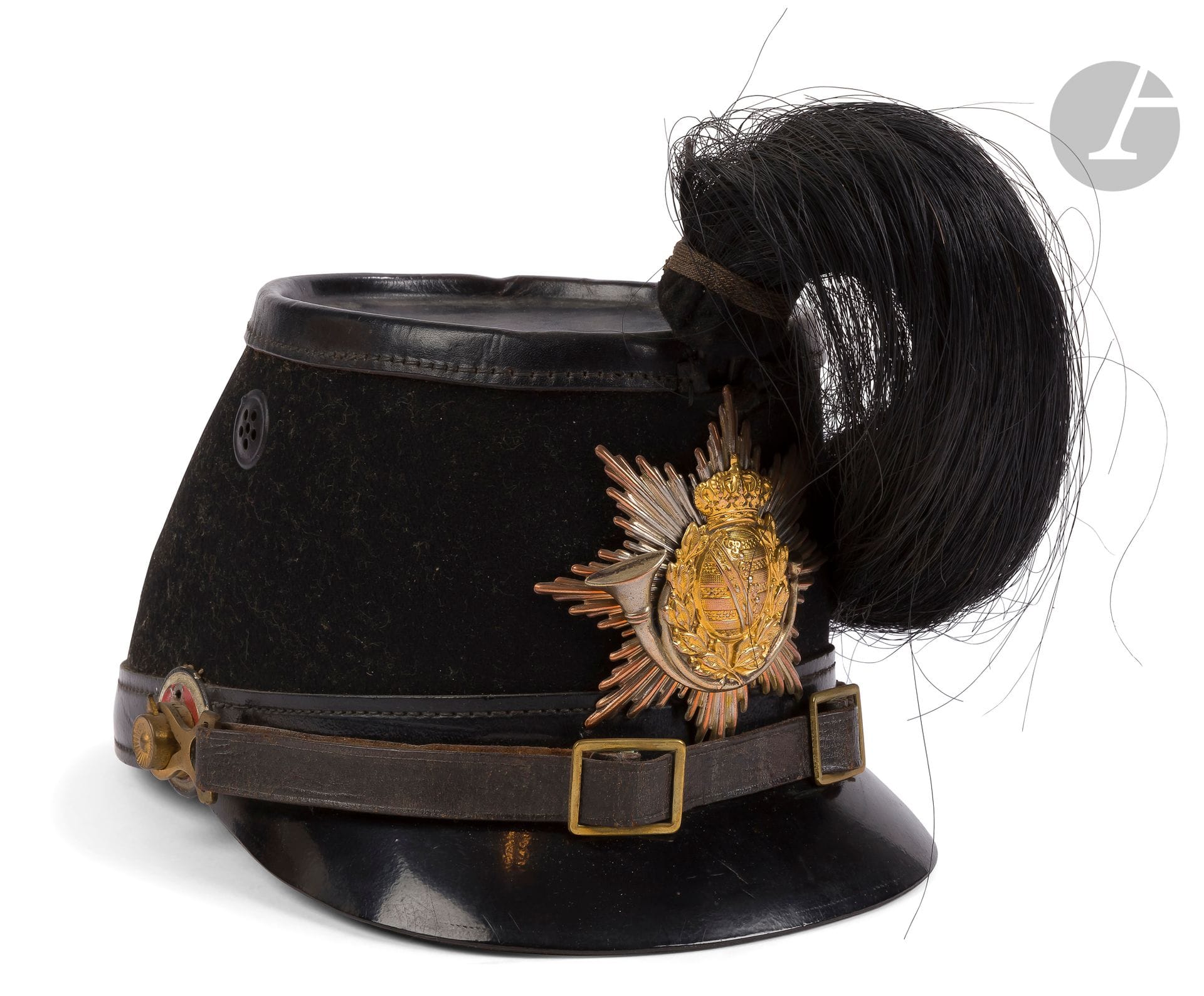 SAXE
Shako de chasseur saxon. 
En fibre agglomérée, recouverte de drap noir. Avec aérateur. Visière et calotte vernis. Plumet crinière en crin noir.
Jugulaire en cuir noir. Petites cocardes aux couleurs du Reich et de la Saxe. Coiffe intérieure en cuir havane. Fond avec reste de marquages « 1915 Action Gas … » 
B.E.