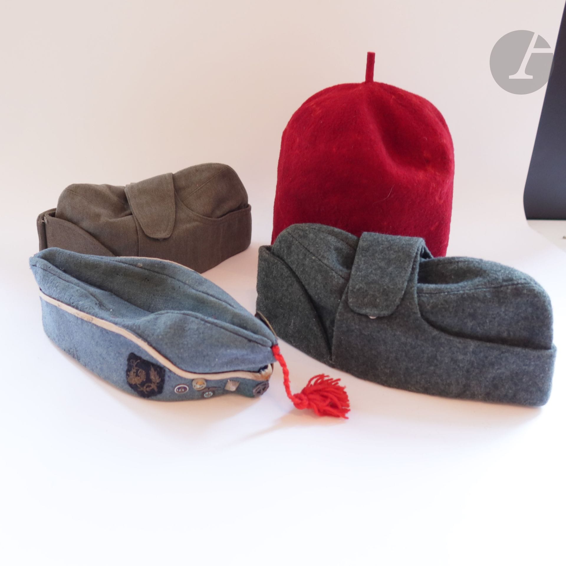 FRANCE ITALIE 
Ensemble de quatre coiffures : 
- Chechia de zouave. En drap rouge. (mitée). 
- Deux bonnets italiens de la Maison TRICCERI à Turin. 
- Calot d’étudiant en drap bleu horizon, avec insignes de la croix rouge, défense passive et divers.