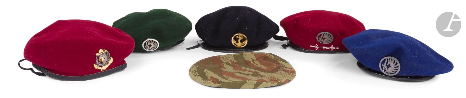 FRANCE 
Réunion de six bérets avec insignes : 
- Parachutiste, daté 1957
- Hussard parachutiste. 
- Bleu parachutiste métropolitain. 
- Troupes de marine.
- Légion
- Camouflage Algérie