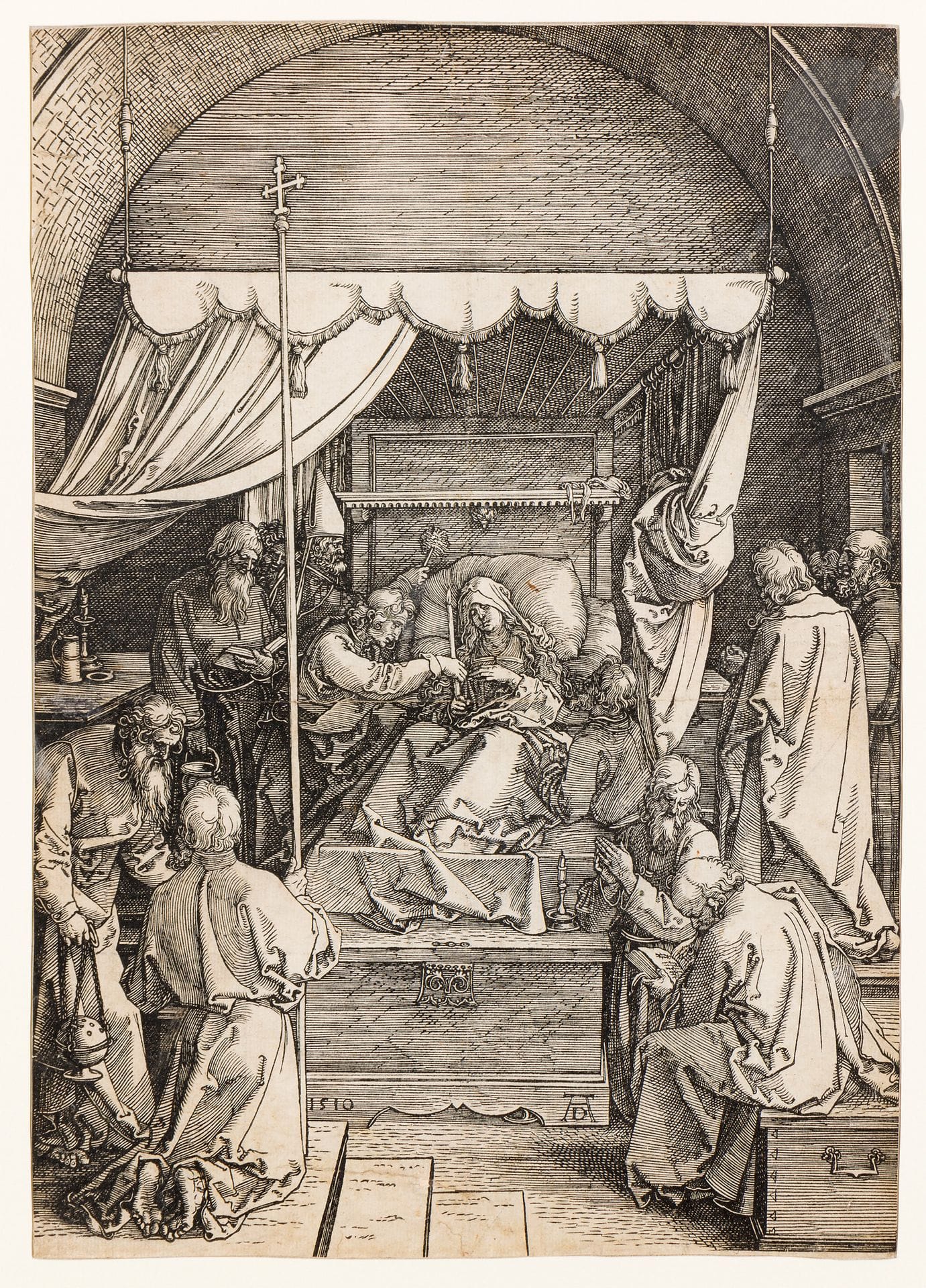 Albrecht Dürer (1471-1528)
La Mort de la Vierge. (Pl. de La Vie de la Vierge). 1510. Bois gravé. 205 x 292. Bartsch 93 ; Meder 205. Belle épreuve sur vergé mince (filigrane : tête de bœuf, proche Meder 66), avant le texte latin au verso, rognée au sujet. Nombreuses fissures et petits trous dans le feuillet, visibles par transparence, habilement restaurés. Un petit manque refait à la plume sur la tablette portant la bougie à gauche.